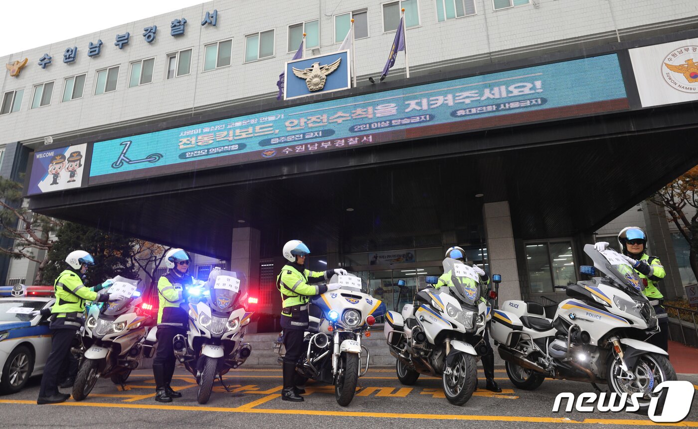 본문 이미지 - 2023학년도 대학수학능력시험을 이틀 앞둔 15일 오후 경기 수원시 영통구 수원남부경찰서에서 교통안전계 경찰관들이 수능 당일 시험장 주변 특별 교통관리에 투입될 지원차량에 안내문을 부착하고 있다. 2022.11.15/뉴스1 ⓒ News1 김영운 기자