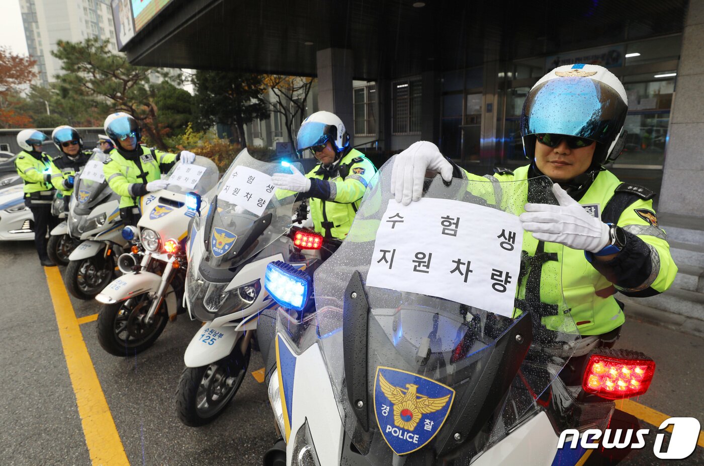 본문 이미지 - 2023학년도 대학수학능력시험을 이틀 앞둔 15일 오후 경기 수원시 영통구 수원남부경찰서에서 교통안전계 경찰관들이 수능 당일 시험장 주변 특별 교통관리에 투입될 지원차량에 안내문을 부착하고 있다. 2022.11.15/뉴스1 ⓒ News1 김영운 기자