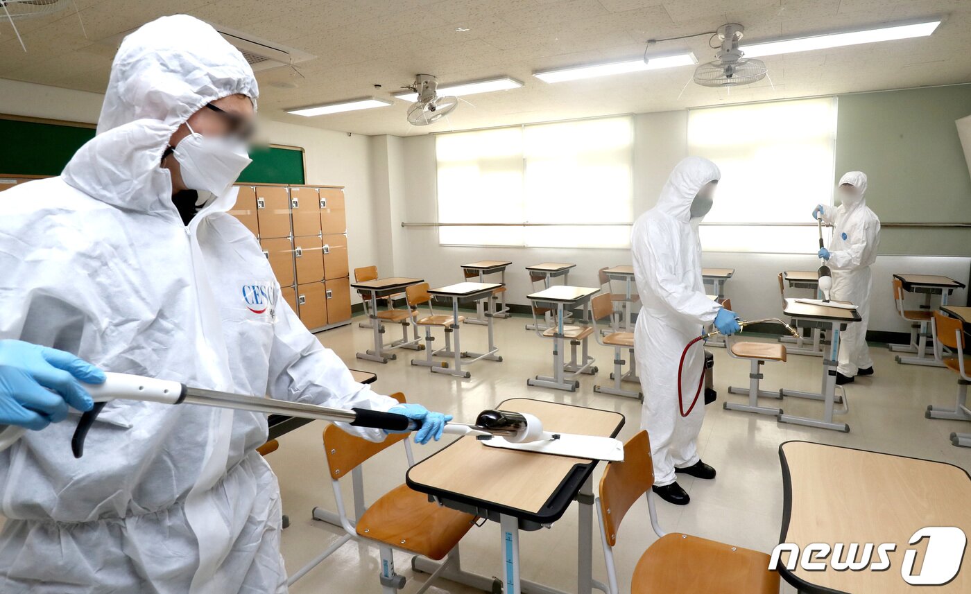 본문 이미지 - 2023학년도 수능시험을 이틀 앞둔 15일 대전 서구 괴정고등학교에서 방역업체 관계자들이 시험실 방역을 하고 있다. 2022.11.15/뉴스1 ⓒ News1 김기태 기자