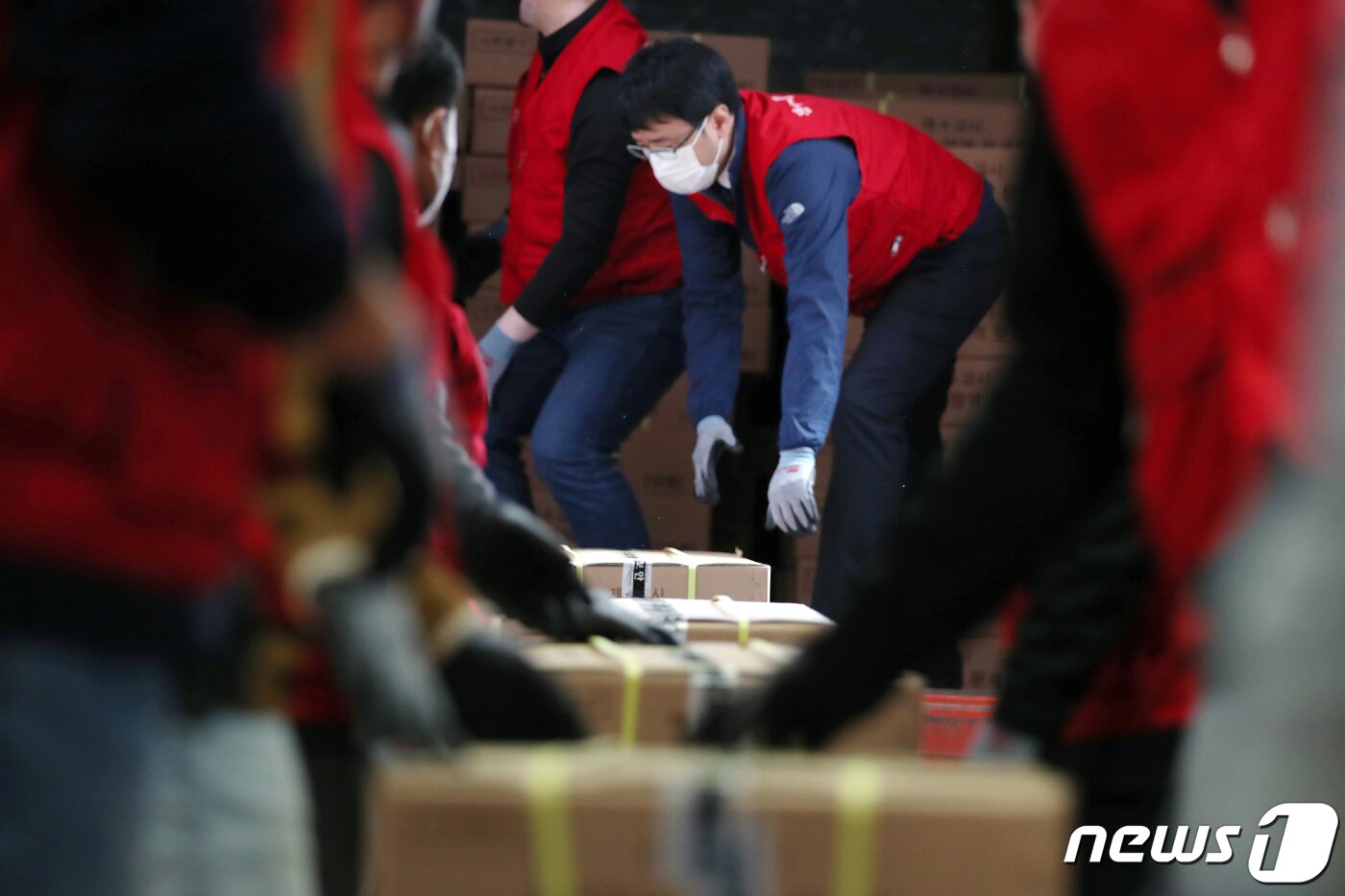 본문 이미지 - 2023학년도 대학수학능력시험을 이틀 앞둔 15일 오후 광주시교육청에서 직원들이 수학능력시험지와 답안지를 운반하고 있다. 2022.11.15/뉴스1 ⓒ News1 정다움 기자
