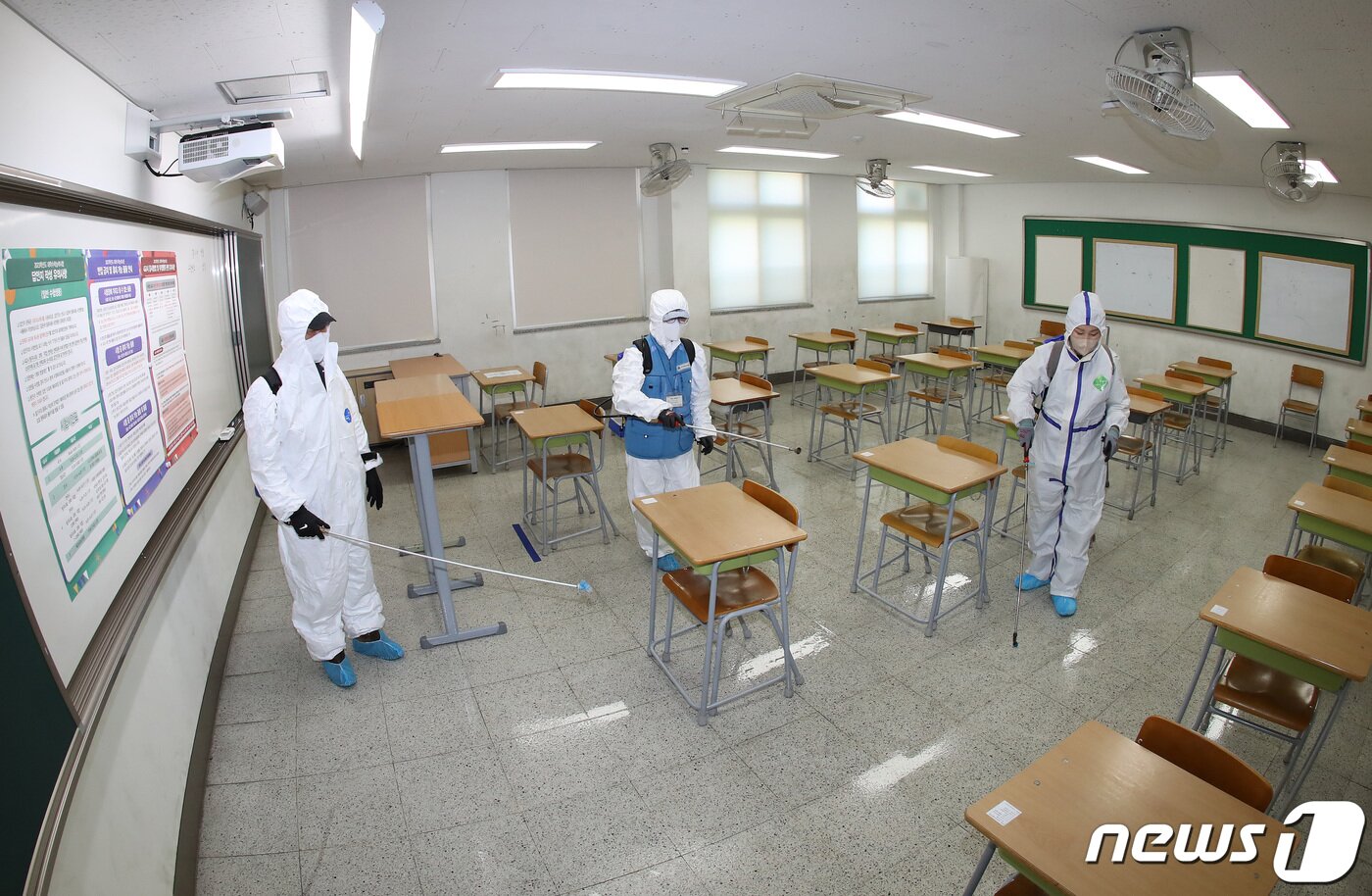 본문 이미지 - 2023학년도 대학수학능력시험을 이틀 앞둔 15일 오후 대구 중구 경북대 사범대 부설 고등학교에서 대구학교안전공제회 방역요원들이 코로나19 예방을 위해 시험실 구석구석을 소독하고 있다. 2022.11.15/뉴스1 ⓒ News1 공정식 기자