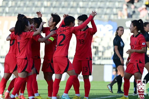 본문 이미지 - 15일 뉴질랜드 크라이스트처치의 오렌지시어리 경기장에서 열린 대한민국 여자축구 대표팀과 뉴질랜드의 2차 평가전에서 대한민국 선수들이 득점 후 환호하고 있다. &#40;대한축구협회 제공&#41; 2022.11.15/뉴스1