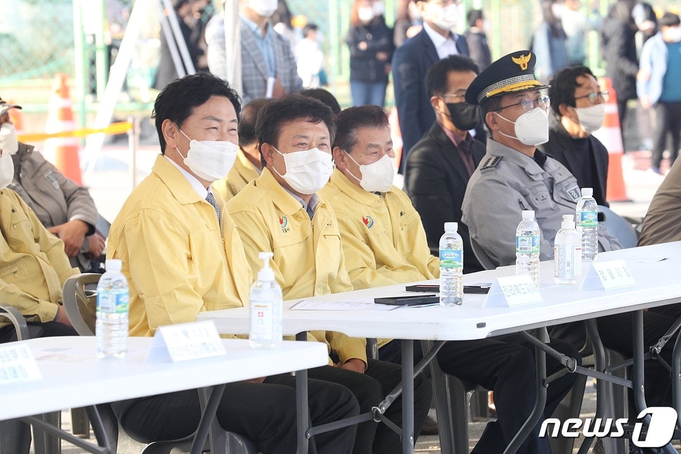 전북 정읍시는 대규모 재난 상황을 사전에 대비하고 기관별 통합 대응능력 향상을 위해 15일 신태인 실내체육관에서 2022년 재난 대응 안전 한국훈련을 진행했다. 김관영 도지사와 이학수 정읍시장이 훈련모습을 지켜보고 있다. &#40;정읍시 제공&#41;2022.11.15/뉴스1