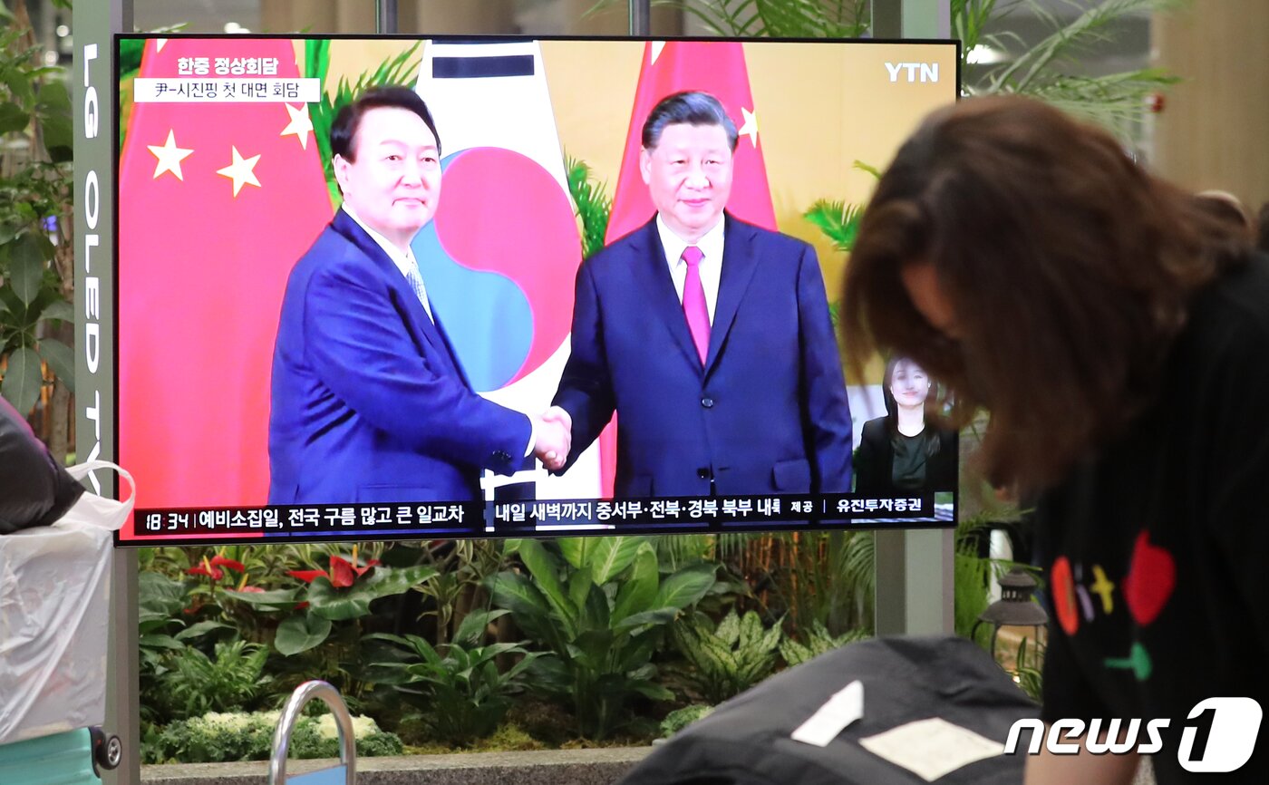 본문 이미지 - 15일 오후 인천국제공항 제1여객터미널 입국장 TV에서 윤석열 대통령과 시진핑 중국 국가주석의 첫 정상회담이 방송되고 있다. 2022.11.15/뉴스1 ⓒ News1 김진환 기자
