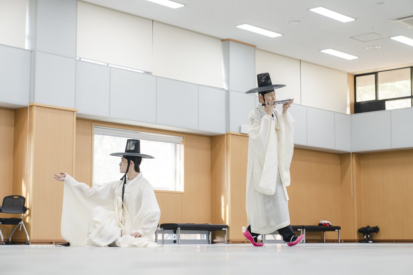 본문 이미지 - 국립무용단 단원 황태인(오른쪽)과 이도윤이 '홀춤Ⅲ: 홀춤과 겹춤' 공연에 오르는 '산수놀음'을 시연하는 모습. (국립극장 제공)  