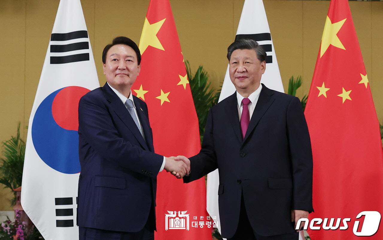 본문 이미지 - 윤석열 대통령과 시진핑 중국 국가주석이 지난해 11월 인도네시아 발리 한 호텔에서 열린 한중 정상회담에서 악수하고 있다. (대통령실 홈페이지) 2022.11.15/뉴스1 ⓒ News1 오대일 기자