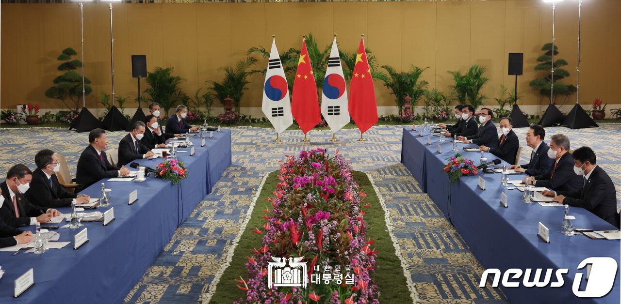 본문 이미지 - 윤석열 대통령과 시진핑 중국 국가주석이 15일(현지시간) 인도네시아 발리 한 호텔에서 한중 정상회담을 하고 있다. (대통령실 홈페이지) 2022.11.15/뉴스1 ⓒ News1 오대일 기자