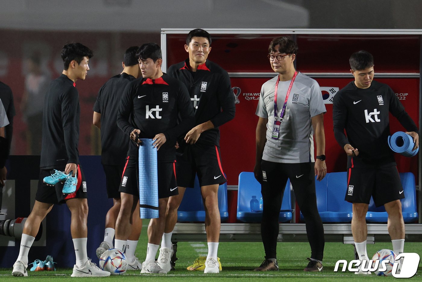 대한민국 축구대표팀 김민재가 15일 오후&#40;현지시간&#41; 카타르 도하 알 에글라 트레이닝센터에서 훈련을 하고 있다. 벤투호는 오는 24일 오후 10시&#40;한국시간&#41; 우루과이와의 경기를 시작으로 가나&#40;28일 오후 10시&#41;, 포르투갈&#40;12월3일 오전 0시&#41;과 차례로 조별리그를 치른다.2022.11.15/뉴스1 ⓒ News1 이광호 기자