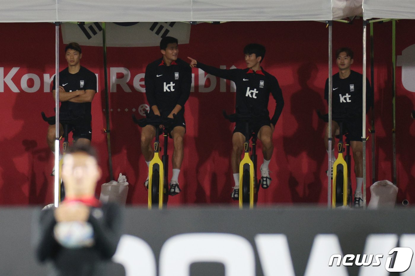 대한민국 축구대표팀 황희찬&#40;왼쪽부터&#41;, 김민재, 황인범, 김진수가 15일 오후&#40;현지시간&#41; 카타르 도하 알 에글라 트레이닝센터에서 가진 훈련에서 자전거를 타며 몸을 풀고 있다. 벤투호는 오는 24일 오후 10시&#40;한국시간&#41; 우루과이와의 경기를 시작으로 가나&#40;28일 오후 10시&#41;, 포르투갈&#40;12월3일 오전 0시&#41;과 차례로 조별리그를 치른다.2022.11.15/뉴스1 ⓒ News1 이광호 기자