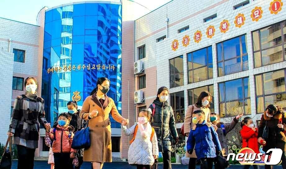 본문 이미지 - &#40;평양 노동신문=뉴스1&#41; = 북한 노동당 기관지 노동신문은 16일 &#39;어머니날&#39;을 맞아 당의 육아 정책을 선전했다. [국내에서만 사용가능. 재배포 금지. DB 금지. For Use Only in the Republic of Korea. Redistribution Prohibited] rodongphoto@news1.kr