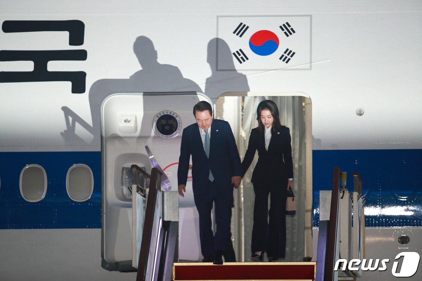 본문 이미지 - 윤석열 대통령과 김건희 여사가 16일 오전 아세안(ASEAN·동남아시아국가연합)-주요 20개국(G20) 정상회의를 위해 4박6일 동남아시아 순방을 마친 후 경기 성남 서울공항에 도착해 공군1호기에서 내리고 있다. 2022.11.16/뉴스1 ⓒ News1 안은나 기자