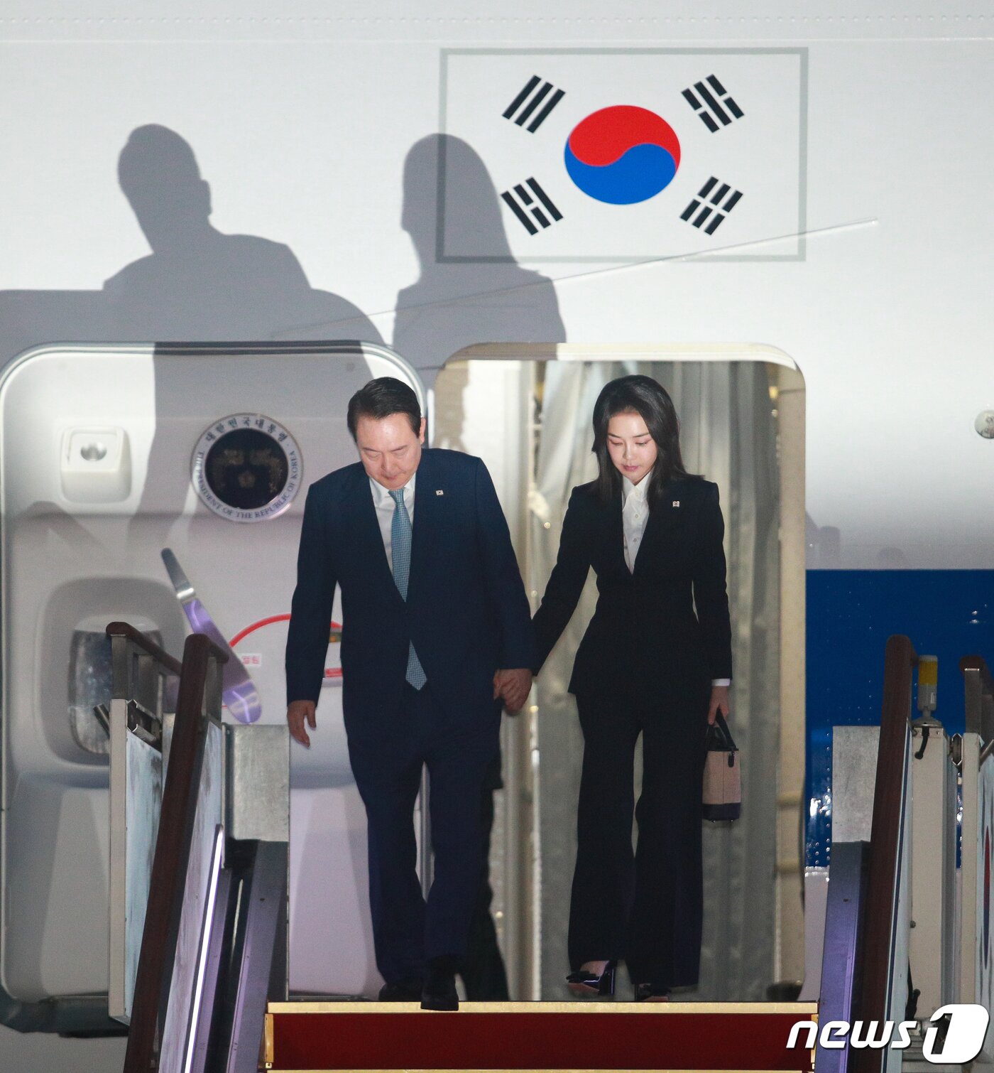 본문 이미지 - 윤석열 대통령과 김건희 여사가 16일 오전 아세안(ASEAN·동남아시아국가연합)-주요 20개국(G20) 정상회의를 위해 4박6일 동남아시아 순방을 마친 후 경기 성남 서울공항에 도착해 공군1호기에서 내리고 있다. 2022.11.16/뉴스1 ⓒ News1 안은나 기자