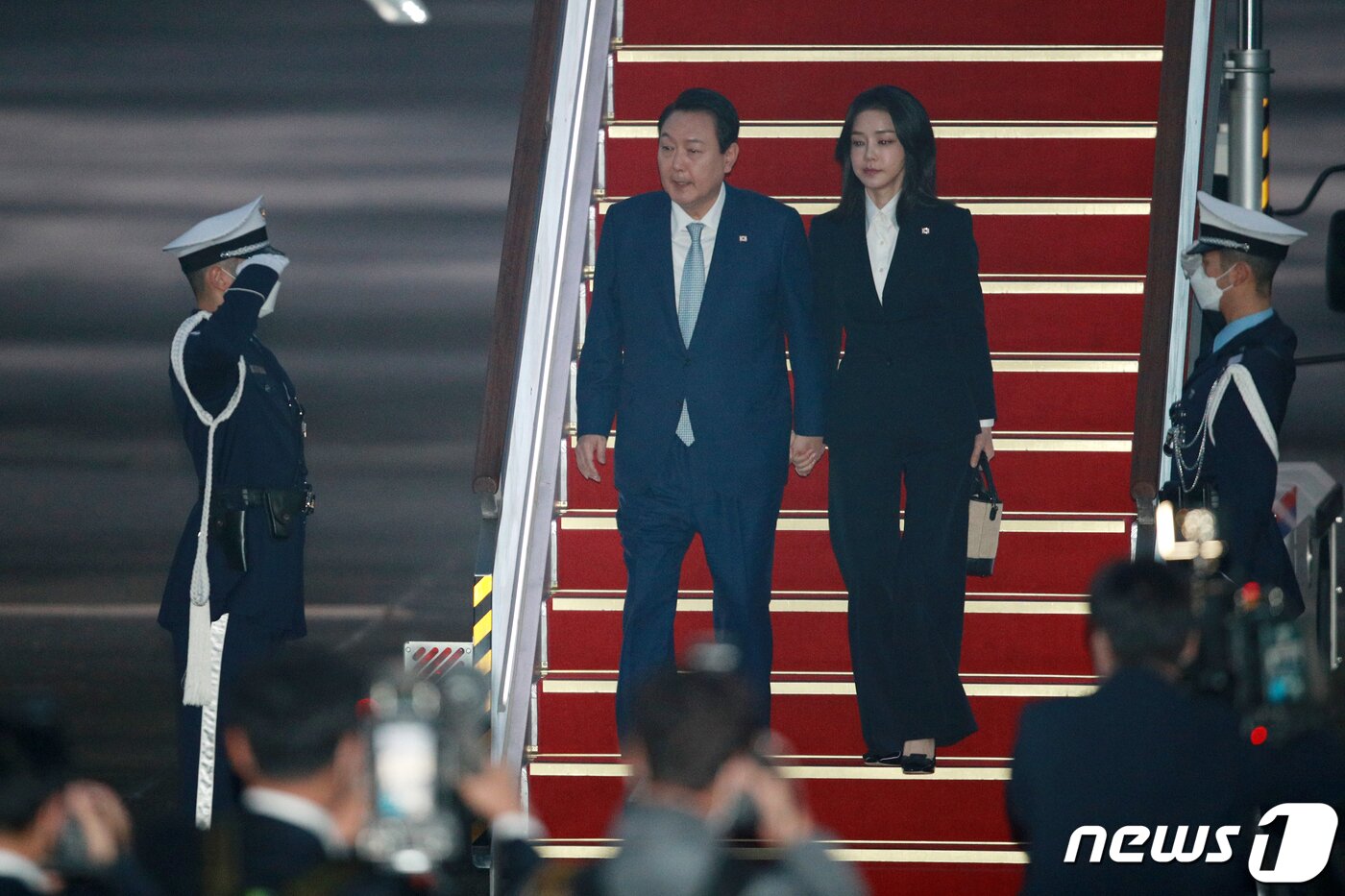 본문 이미지 - 윤석열 대통령과 김건희 여사가 16일 오전 아세안(ASEAN·동남아시아국가연합)-주요 20개국(G20) 정상회의를 위해 4박6일 동남아시아 순방을 마친 후 경기 성남 서울공항에 도착해 공군1호기에서 내리고 있다. 2022.11.16/뉴스1 ⓒ News1 안은나 기자