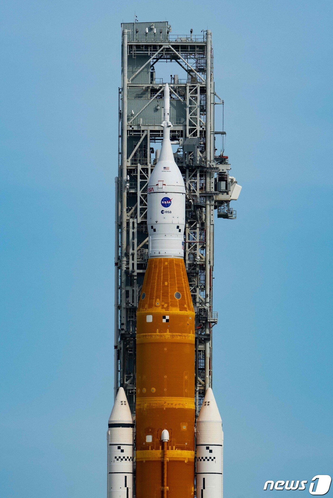 본문 이미지 - 네 차례 발사가 연기됐던 미국 항공우주국(NASA·나사)의 유인 달 탐사 '아르테미스(Artemis) I(1호)'가 15일(현지시간) 발사를 하루 앞두고 연료를 공급하는 등 발사 준비에 박차를 가하고 있다. 아르테미스 1호는 오는 16일 오전 1시4분(한국시간 16일 오후 3시4분) 플로리다주(州) 케네디우주센터(KSC) 발사대 39B에서 발사될 예정이다. 22.11.15 ⓒ AFP=뉴스1 ⓒ News1 김예슬 기자