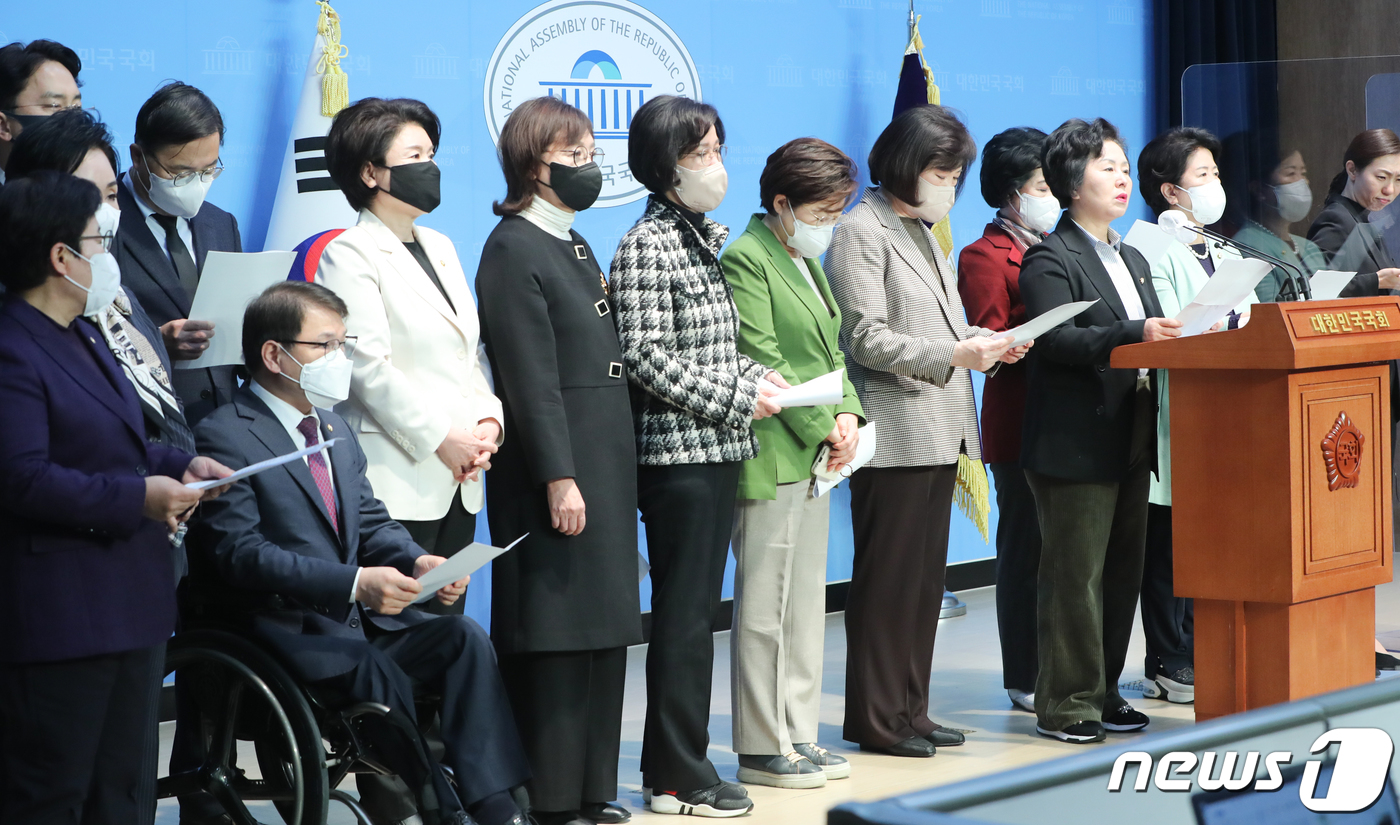 (서울=뉴스1) 허경 기자 = 국민의힘 여성 의원들이 16일 서울 여의도 국회 소통관에서 기자회견을 열고 동남아 순방에서 김건희 여사의 외교 행보를 ‘쇼윈도 영부인’, ‘빈곤포르노 …