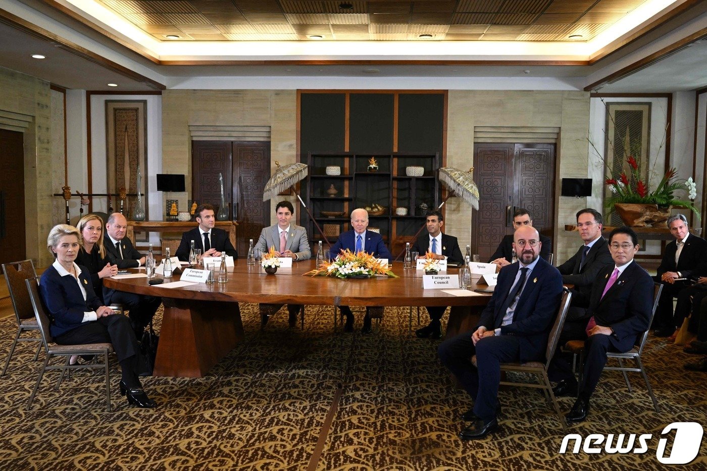 본문 이미지 - 우르줄라 폰데어라이엔 EU 집행위원장, 조르자 멜로니 이탈리아 총리, 올라프 숄츠 독일 총리, 에마뉘엘 마크롱 프랑스 대통령, 쥐스탱 트뤼도 캐나다 총리, 조 바이든 미국 대통령, 리시 수낵 영국 총리, 페드로 산체스 스페인 총리, 마르크 뤼터 네덜란드 총리, 기시다 후미오 일본 총리, 토니 블링컨 미국 국무장관, 샤를 미셸 EU 이사회 상임의장이 지난달 16일(현지시간) 인도네시아 발리 누사두아에서 G20 정상회의 중 G7 정상과 긴급 회의를 갖고 우크라이나 접경인 폴란드에 떨어진 미사일 문제를 논의하고 있다. ⓒ AFP=뉴스1 ⓒ News1 우동명 기자