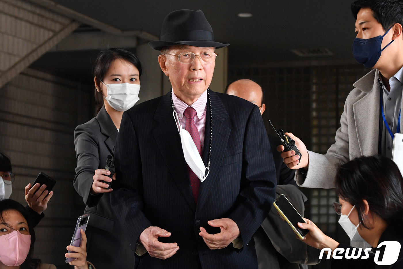 (서울=뉴스1) 이승배 기자 = 세월호 참사 보고 시점 등을 조작한 혐의로 기소된 김기춘 전 청와대 대통령비서실장이 16일 오전 서울 서초구 서울고등법원에서 열린 파기환송심 선고에 …