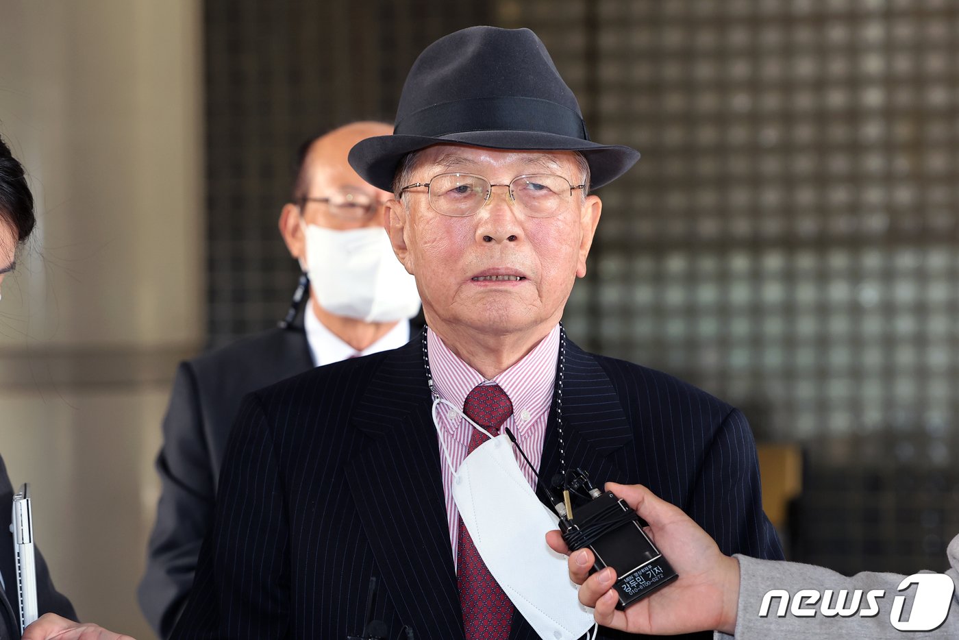 본문 이미지 - 세월호 참사 보고 시점 등을 조작한 혐의로 기소된 김기춘 전 청와대 대통령비서실장이 16일 오전 서울 서초구 서울고등법원에서 열린 파기환송심 선고에서 무죄를 선고 받고 청사를 나서고 있다. 앞서 대법원은 지난 8월 징역1년에 집행유예 2년을 선고한 원심을 파기하고 무죄 취지로 사건을 서울고법에 돌려보냈다. 2022.11.16/뉴스1 ⓒ News1 이승배 기자