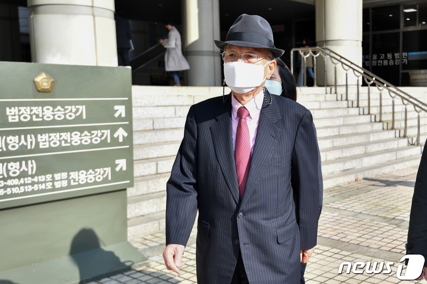 (서울=뉴스1) 이승배 기자 = 세월호 참사 보고 시점 등을 조작한 혐의로 기소된 김기춘 전 청와대 대통령비서실장이 16일 오전 서울 서초구 서울고등법원에서 열린 파기환송심 선고에 …