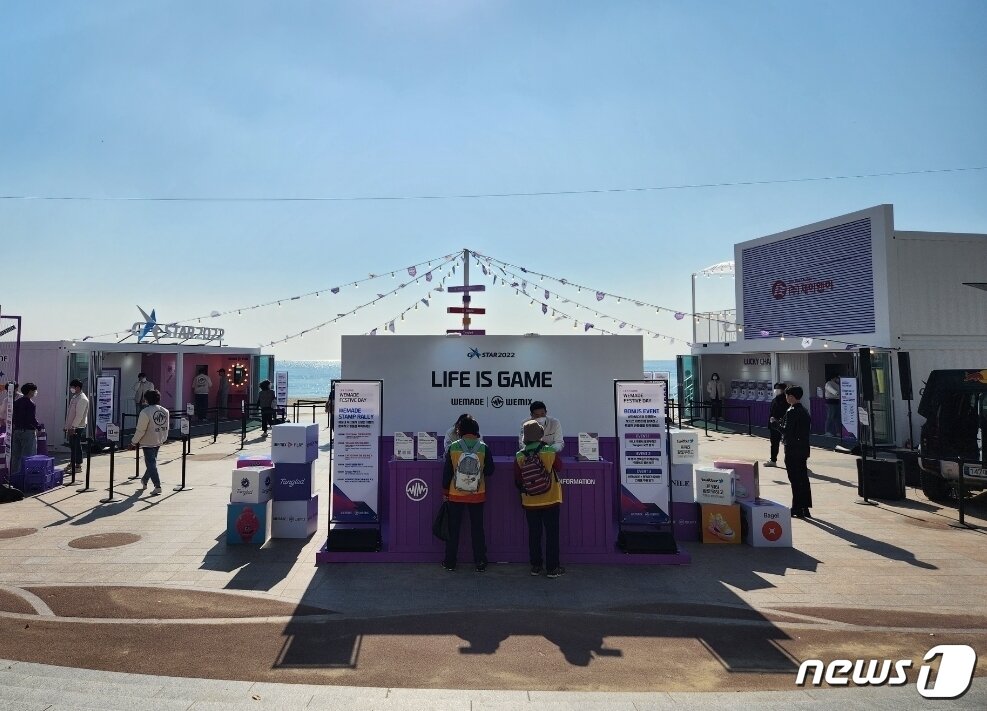 본문 이미지 - 부산 해운대 해수욕장에 마련된 지스타 홍보 부스. 메인 스폰서사인 위메이드의 부스가 마련돼 있다. 2022.11.16 ⓒ News1 이정후 기자