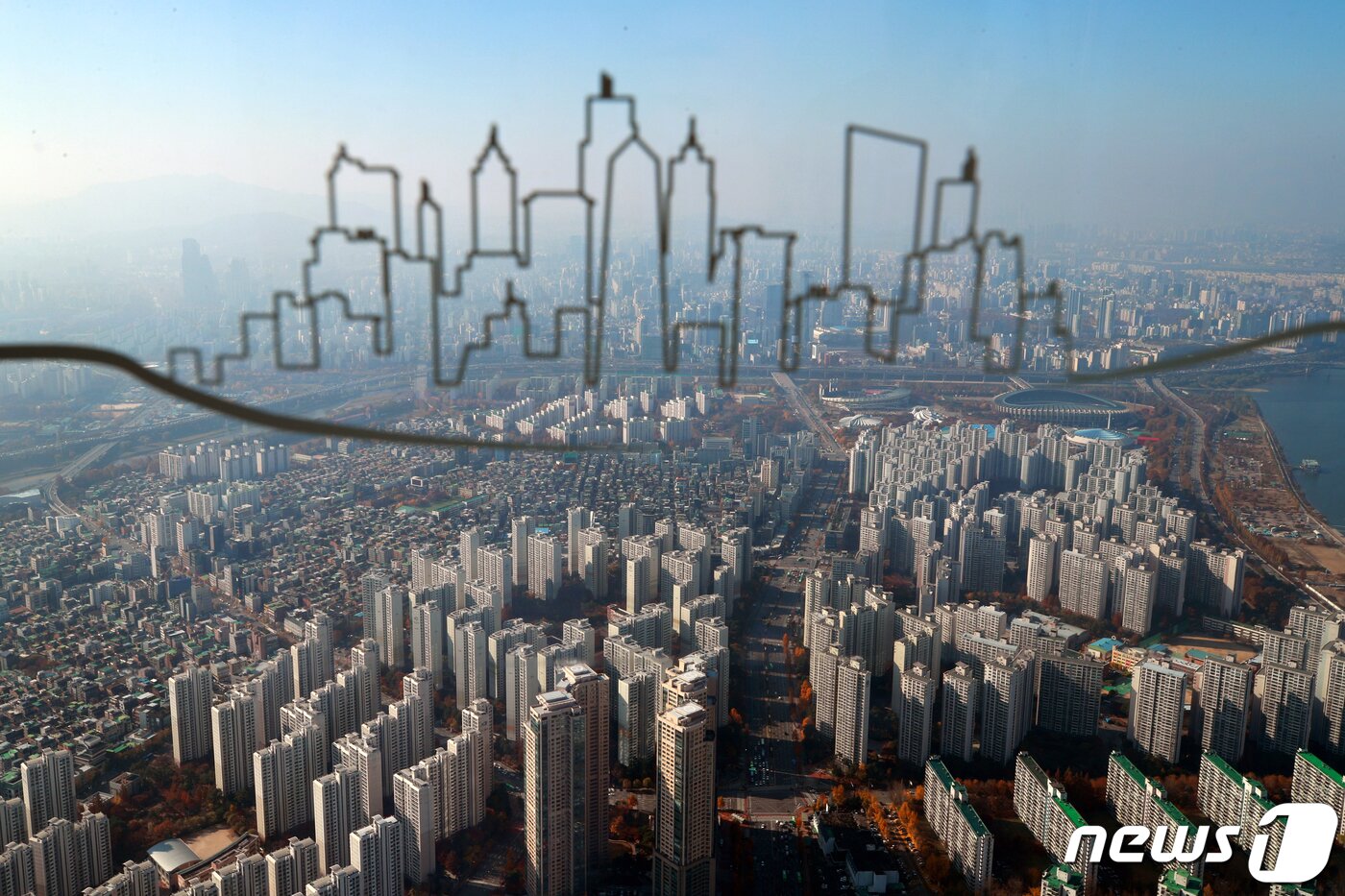 본문 이미지 - 서울 송파구 롯데월드타워 서울스카이에서 바라본 아파트 단지. 2022.11.16/뉴스1 ⓒ News1 안은나 기자