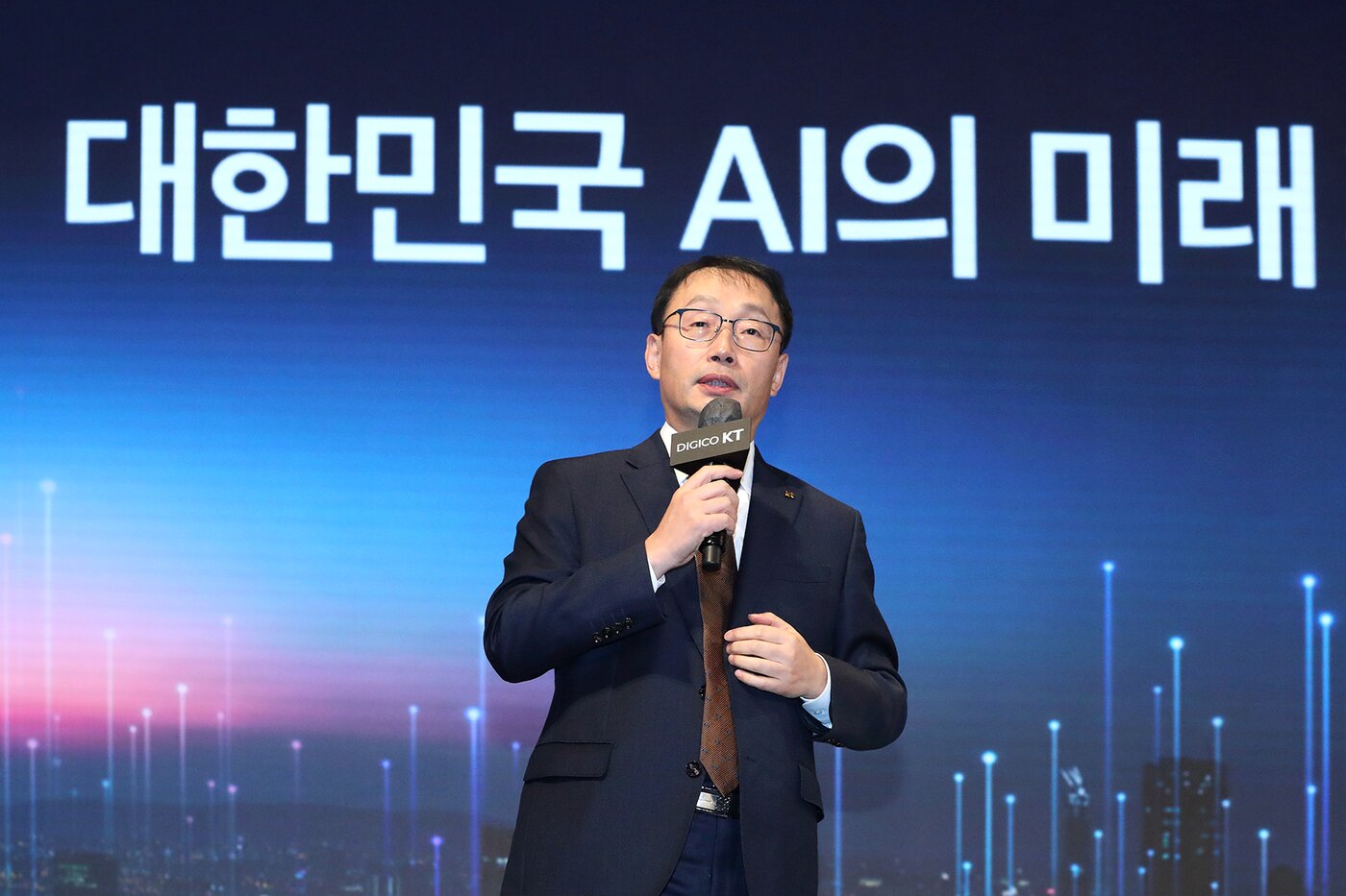 본문 이미지 - KT 구현모 대표는 초거대 AI를 강조하며 KT의 경쟁력으로 협동융합지능을 내세웠다. (KT 제공)