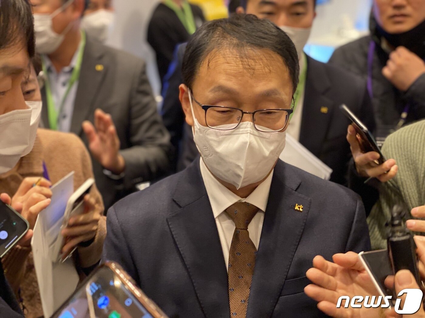 본문 이미지 - 구현모 KT 대표가 16일 AI 발전전략 기자간담회에 앞서 기자들과 만나 연임 배경에 대해 밝히고 있다. 2022.11.16/뉴스1 ⓒ News1 이기범 기자