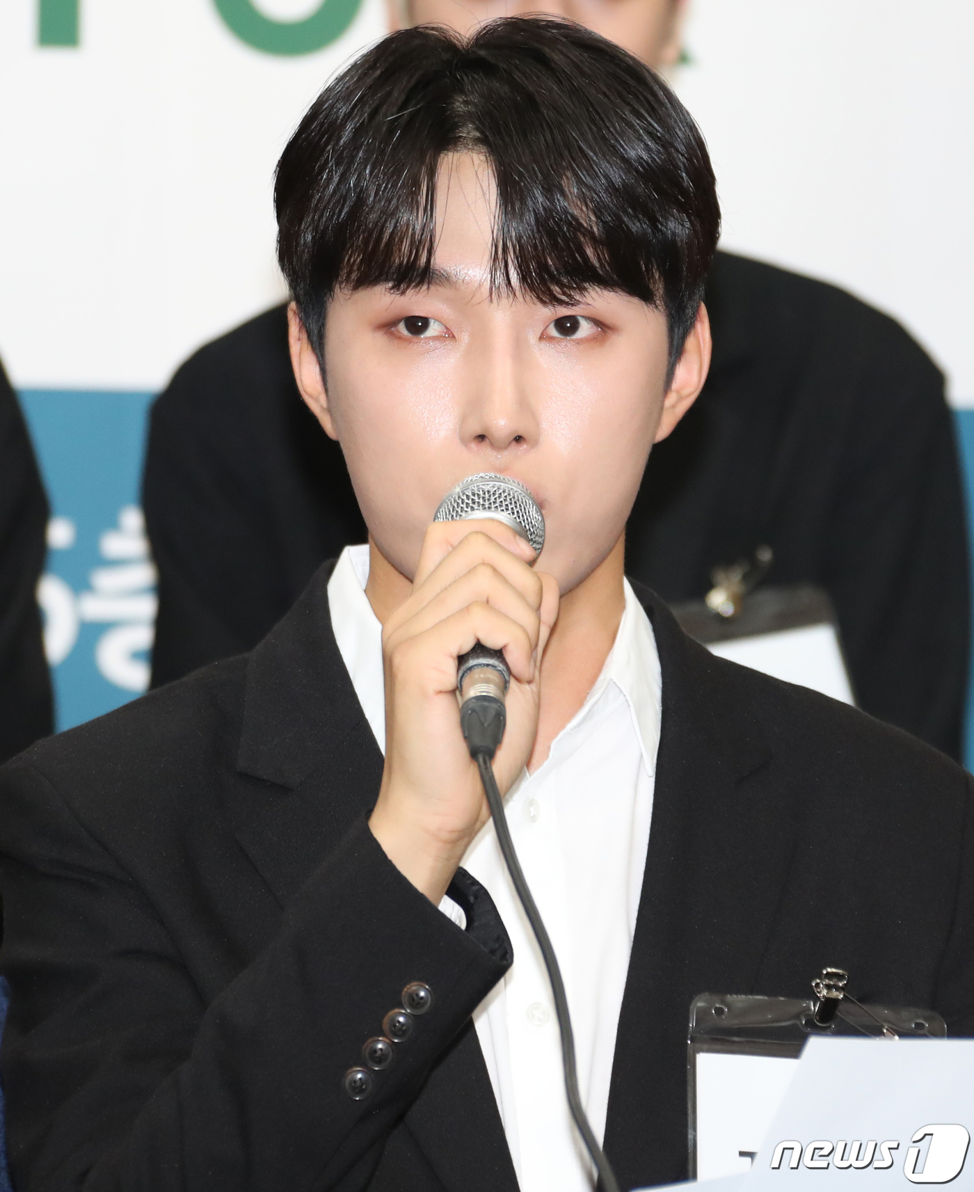 (서울=뉴스1) 권현진 기자 = 보이그룹 오메가엑스(OMEGA X)가 16일 오후 서울 서초구 서울변호사회관 5층 인권실에서 ‘전속계약 해지 관련 기자회견’을 열고 전(前) 소속사 …