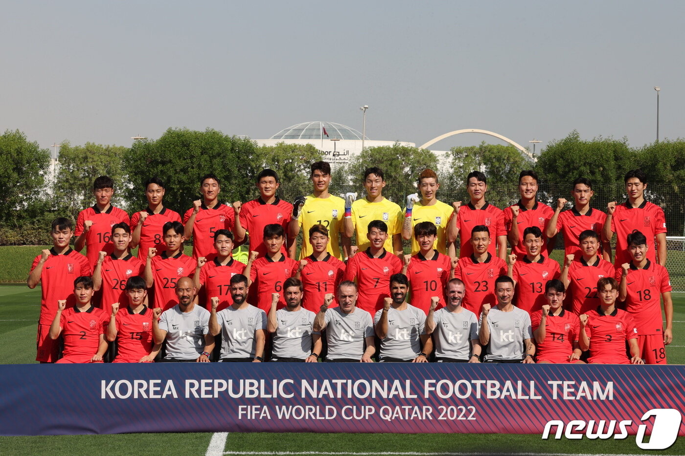 본문 이미지 - 파울루 벤투 감독이 이끄는 대한민국 축구대표팀이 16일 오전(현지시간) 카타르 도하 알 에글라 트레이닝센터에서 가진 훈련에 앞서 기념 촬영을 하고 있다. 2022.11.16/뉴스1 ⓒ News1 이광호 기자