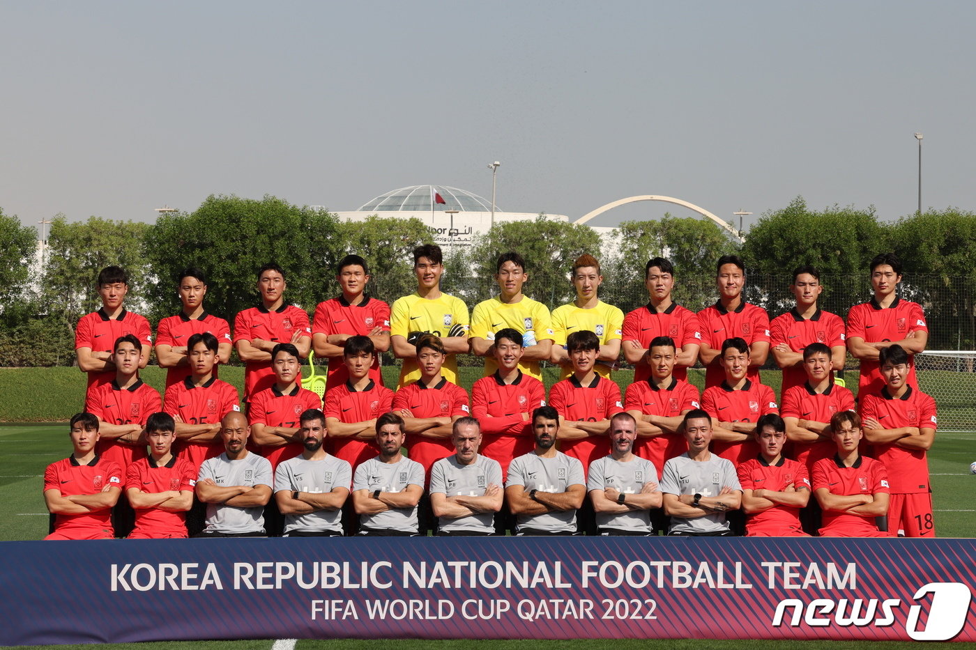 파울루 벤투 감독이 이끄는 대한민국 축구대표팀이 16일 오전&#40;현지시간&#41; 카타르 도하 알 에글라 트레이닝센터에서 가진 훈련에 앞서 기념 촬영을 하고 있다. 2022.11.16/뉴스1 ⓒ News1 이광호 기자