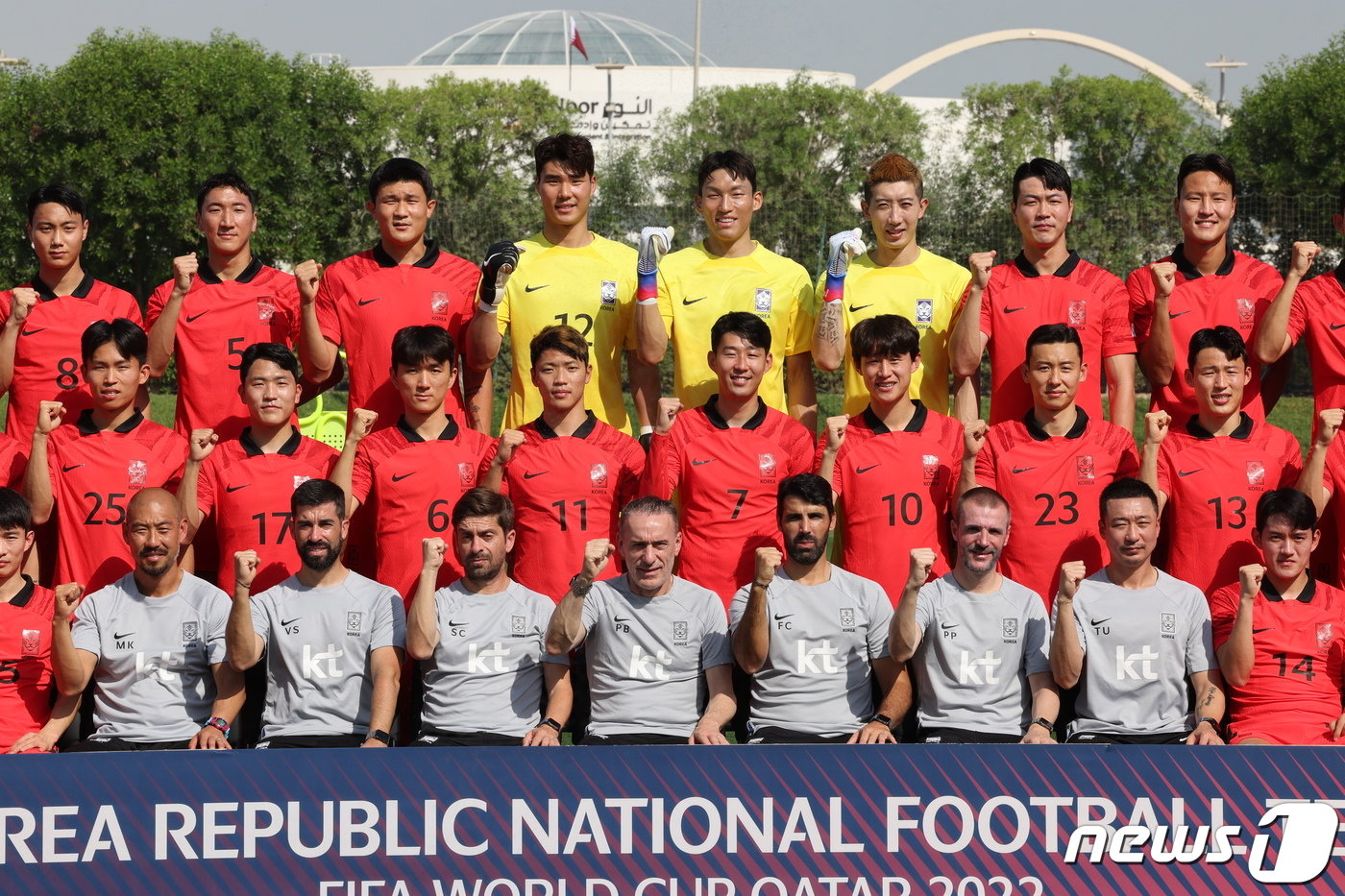 파울루 벤투 감독이 이끄는 대한민국 축구대표팀이 16일 오전&#40;현지시간&#41; 카타르 도하 알 에글라 트레이닝센터에서 가진 훈련에 앞서 기념 촬영을 하고 있다. 2022.11.16/뉴스1 ⓒ News1 이광호 기자