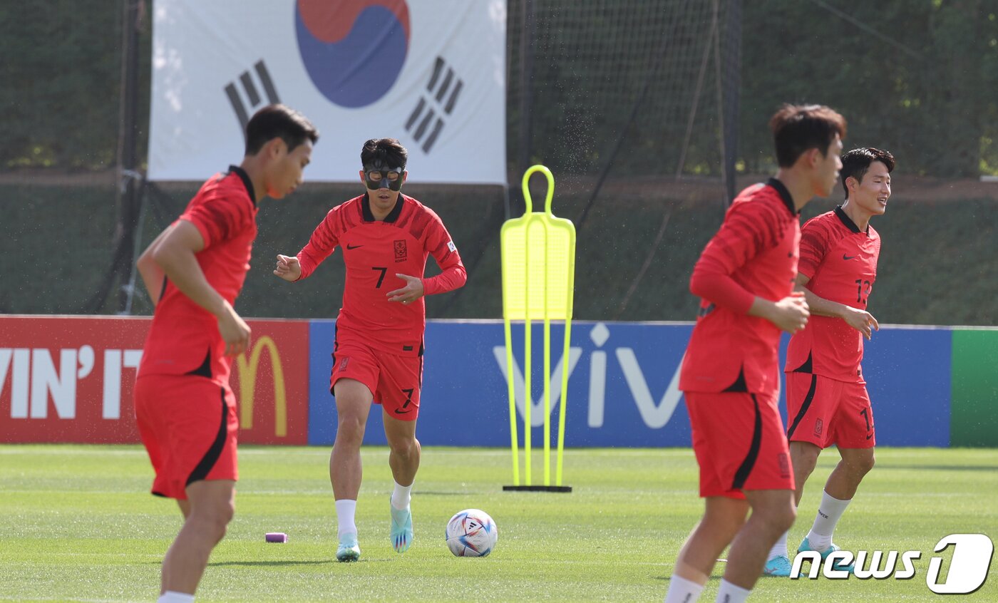 본문 이미지 - 파울루 벤투 감독이 이끄는 대한민국 축구대표팀 캡틴 손흥민이 16일 오전(현지시간) 카타르 도하 알 에글라 트레이닝센터에서 안면 보호대를 착용한 채 훈련을 하고 있다. 2022.11.16/뉴스1 ⓒ News1 이광호 기자