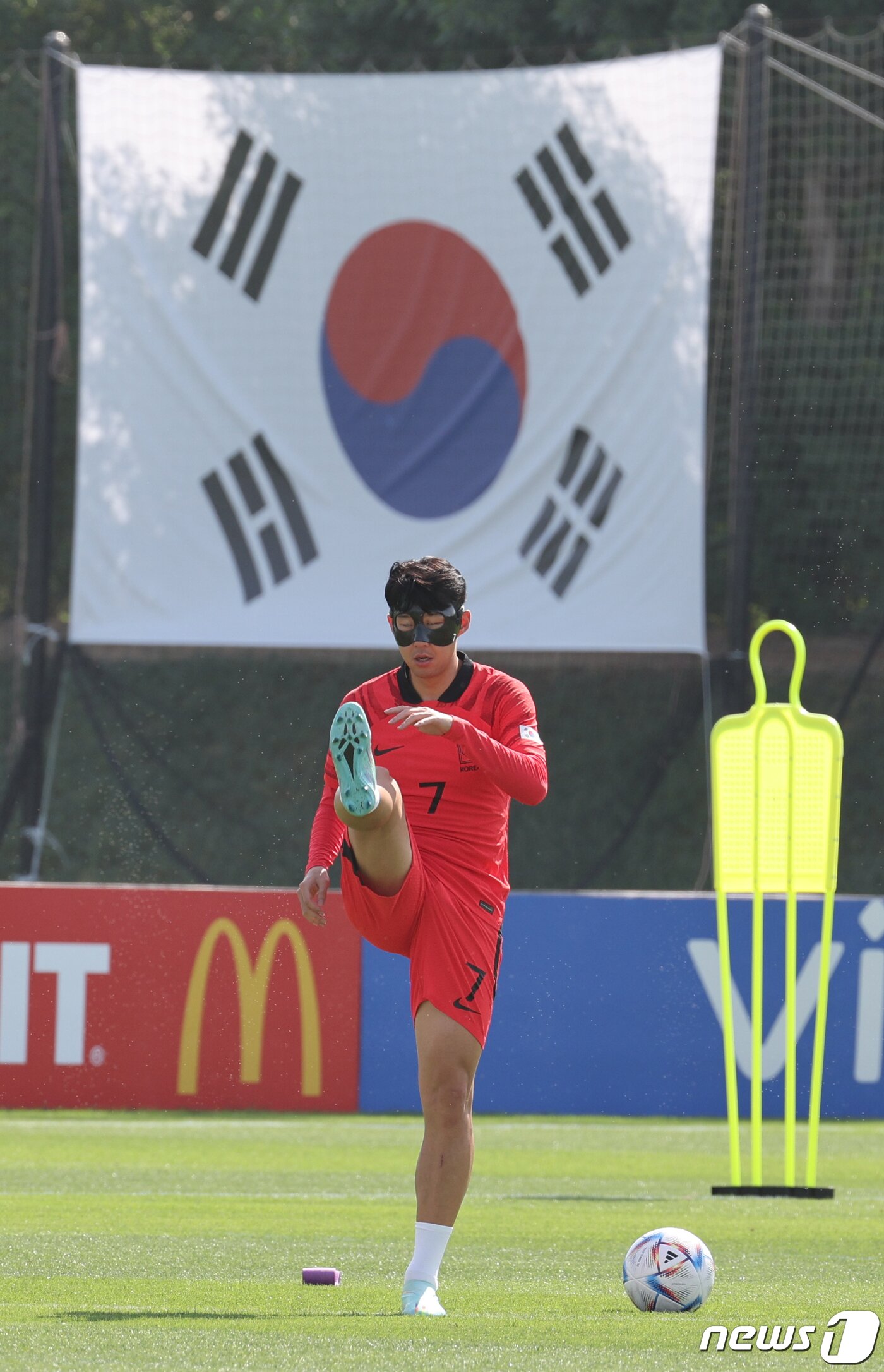 본문 이미지 - 파울루 벤투 감독이 이끄는 대한민국 축구대표팀 캡틴 손흥민이 16일 오전(현지시간) 카타르 도하 알 에글라 트레이닝센터에서 안면 보호대를 착용한 채 훈련을 하고 있다. 2022.11.16/뉴스1 ⓒ News1 이광호 기자