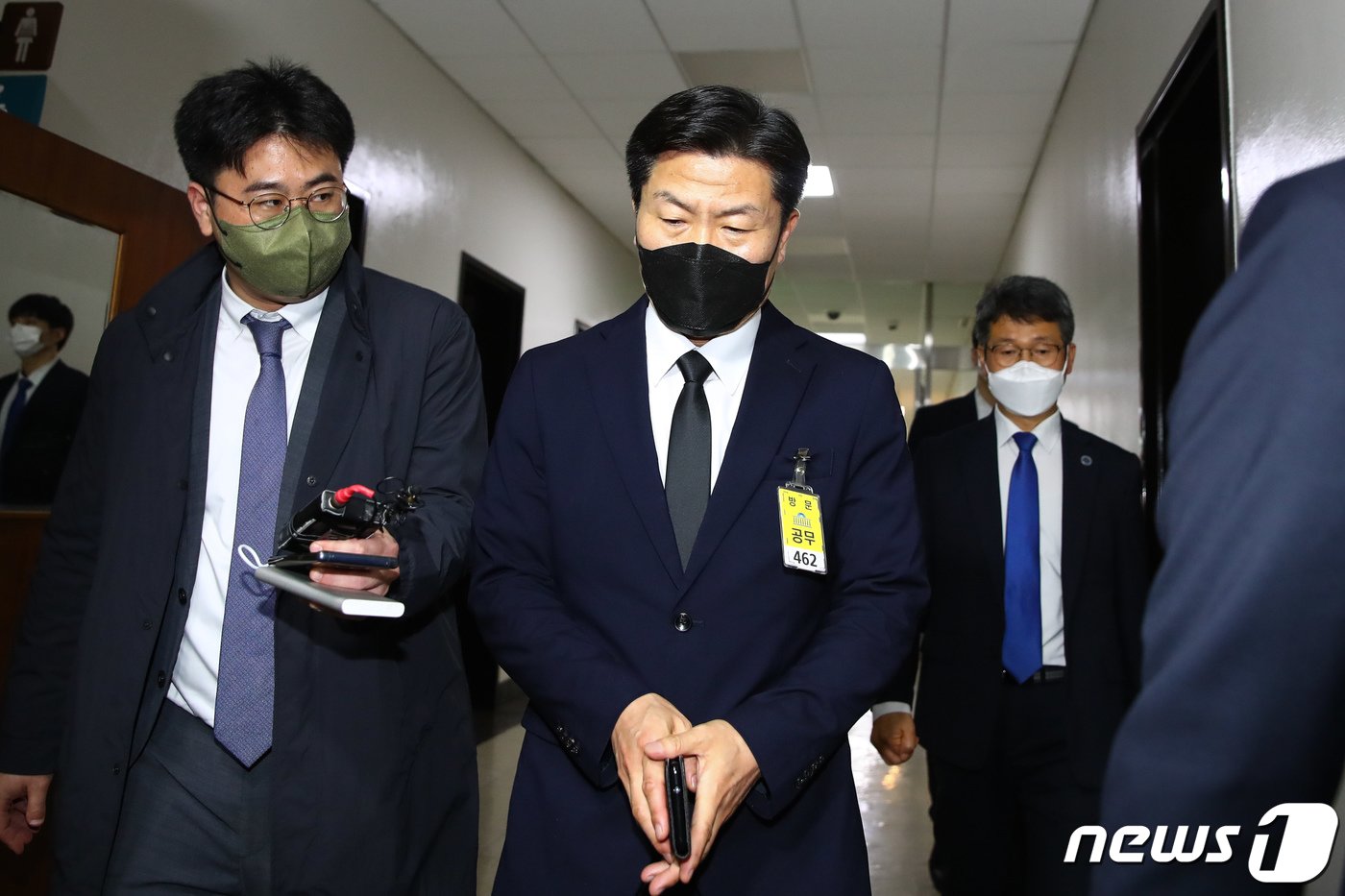 본문 이미지 - '이태원 참사' 현장 총괄책임자인 이임재 전 용산경찰서장이 16일 서울 여의도 국회에서 열린 행정안전위원회 전체회의 현안질의 증인으로 출석, 대기실로 이동하고 있다. (공동취재) 2022.11.16/뉴스1 ⓒ News1 유승관 기자