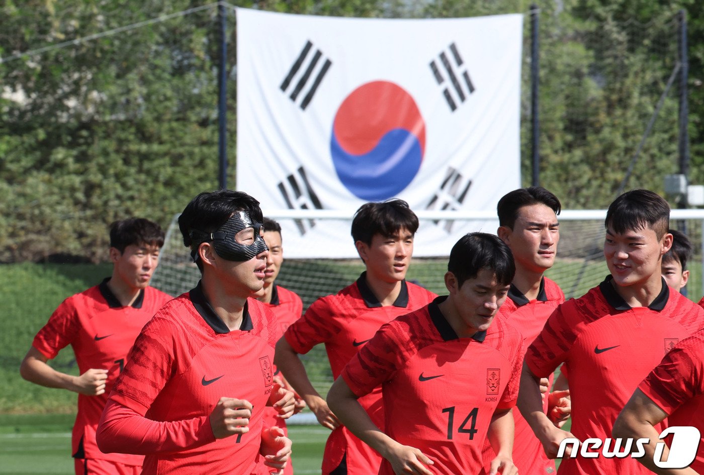 파울루 벤투 감독이 이끄는 대한민국 축구대표팀 캡틴 손흥민이 16일 오전&#40;현지시간&#41; 카타르 도하 알 에글라 트레이닝센터에서 안면 보호대를 착용한 채 훈련을 하고 있다. 2022.11.16/뉴스1 ⓒ News1 이광호 기자