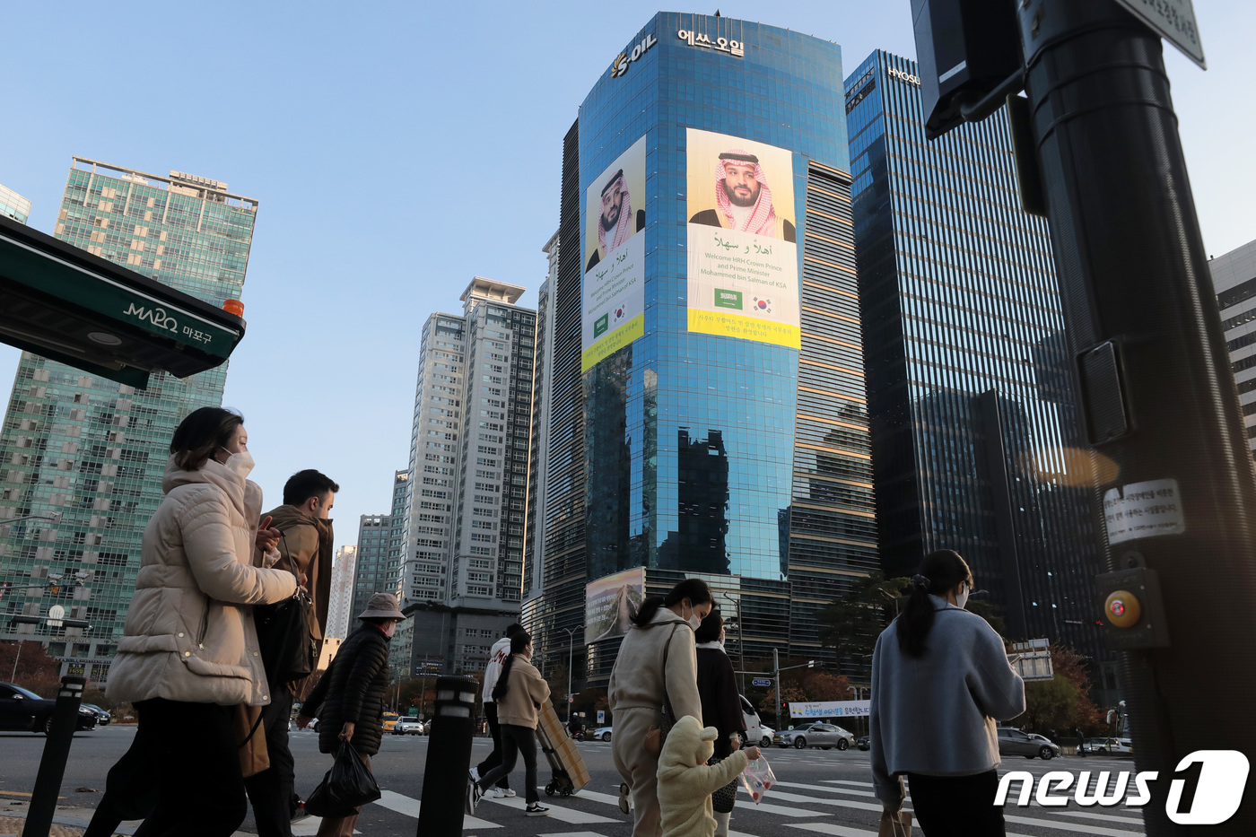 (서울=뉴스1) 조태형 기자 = 무함마드 빈 살만 사우디아라비아 왕세자 겸 총리 방한을 하루 앞둔 16일 서울 마포구 공덕동 에쓰오일 본사에 환영 현수막이 부착돼 있다. 2022. …