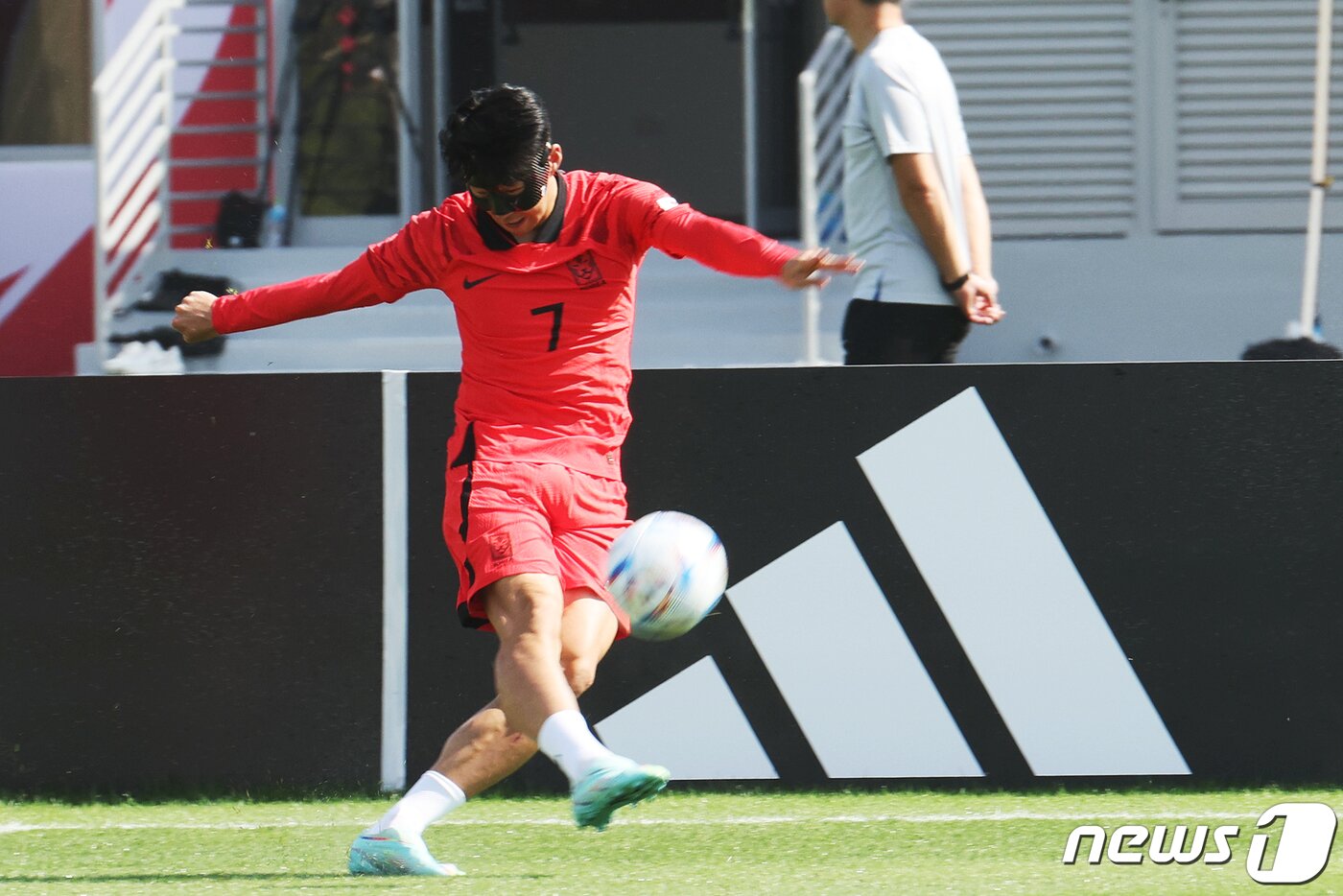 본문 이미지 - 파울루 벤투 감독이 이끄는 대한민국 축구대표팀 캡틴 손흥민이 16일 오전(현지시간) 카타르 도하 알 에글라 트레이닝센터에서 안면 보호대를 착용한 채 훈련을 하고 있다. 2022.11.16/뉴스1 ⓒ News1 이광호 기자