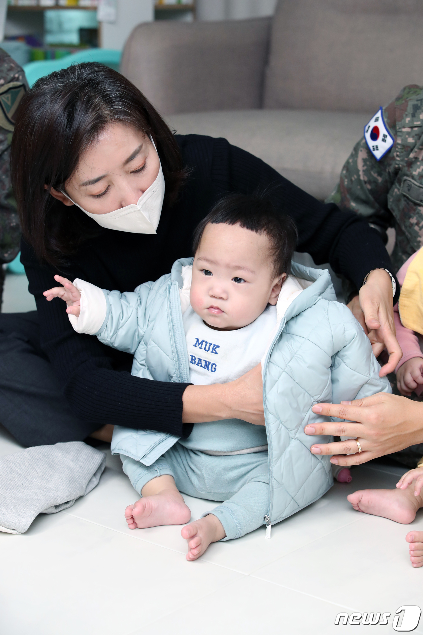 (인천=뉴스1) 정진욱 기자 = 나경원 대통령직속 저출산·고령사회위원회 부위원장이 16일 오후 인천시 계양구에서 다섯쌍둥이를 출산한 육군 17사단 소속 서혜정(31) 대위와 김진수 …