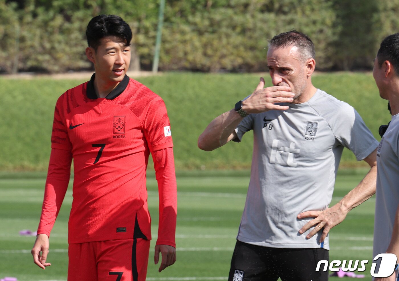 본문 이미지 - 대한민국 축구대표팀 캡틴 손흥민과 파울루 벤투 감독이 16일 오전(현지시간) 카타르 도하 알 에글라 트레이닝센터에서 가진 훈련에 앞서 대화하고 있다. 2022.11.16/뉴스1 ⓒ News1 이광호 기자