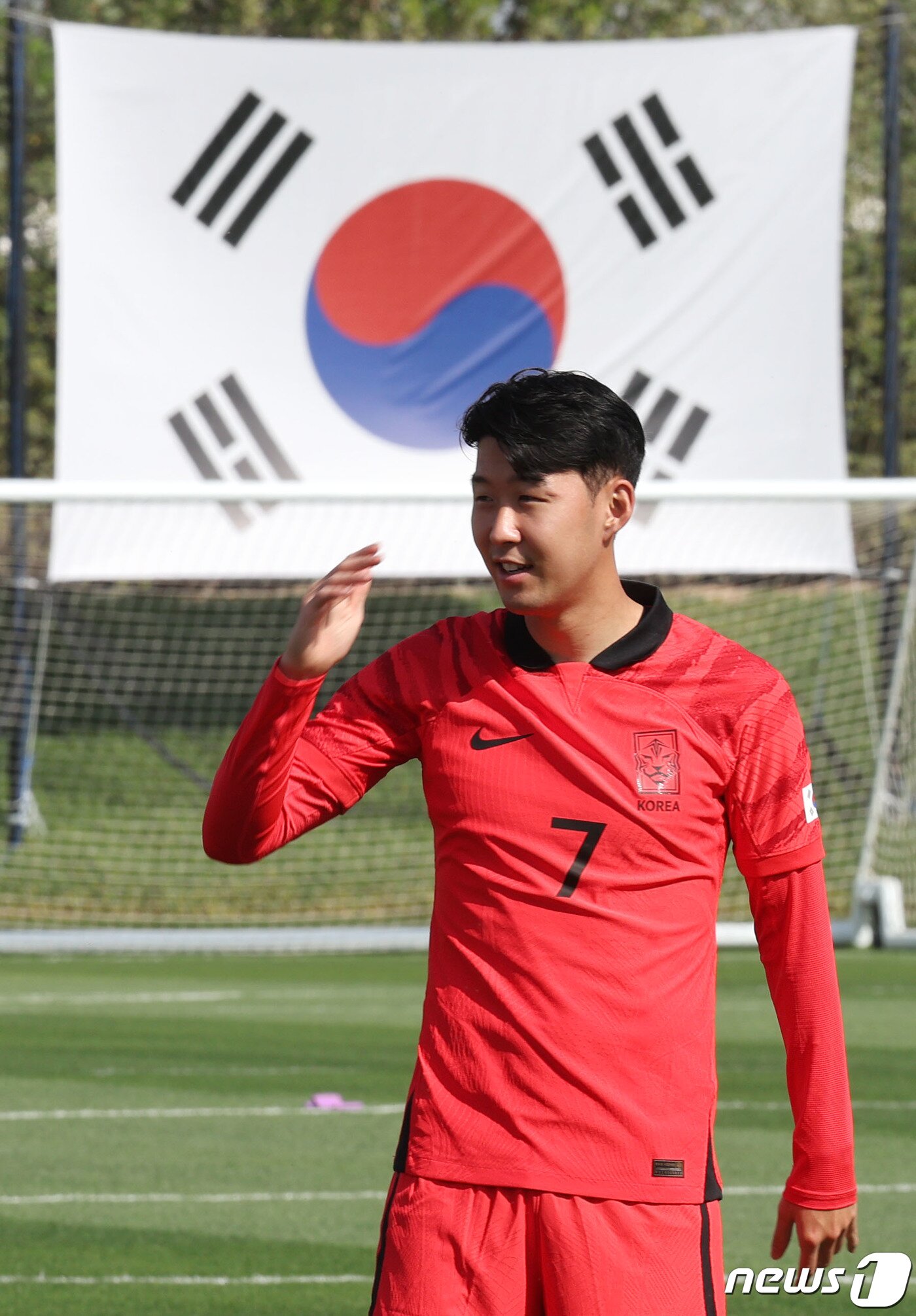 본문 이미지 - 대한민국 축구대표팀 캡틴 손흥민이 16일 오전(현지시간) 카타르 도하 알 에글라 트레이닝센터에서 가진 훈련에 앞서 단체사진 촬영을 위해 이동하고 있다. 2022.11.16/뉴스1 ⓒ News1 이광호 기자