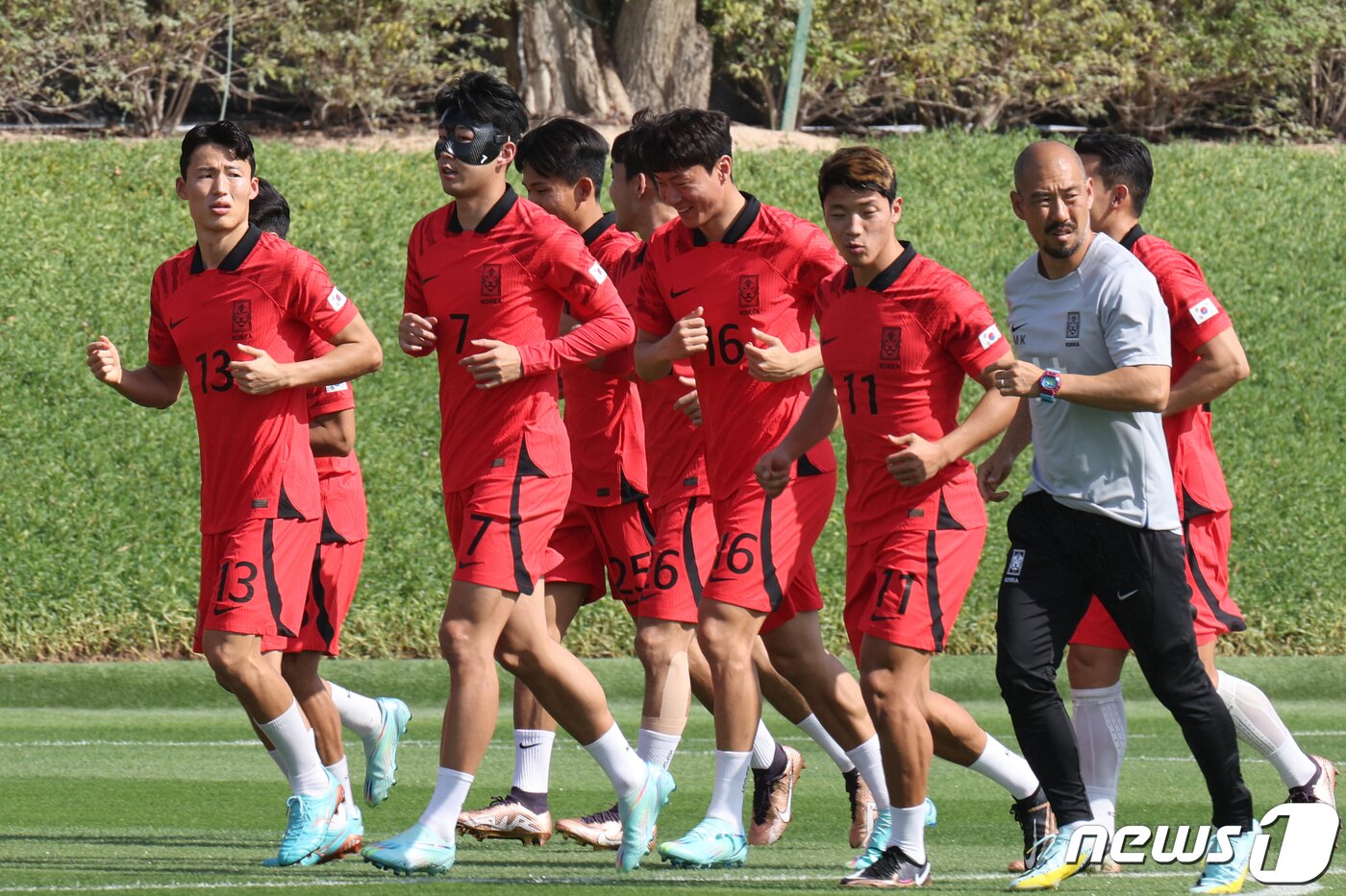 본문 이미지 - 파울루 벤투 감독이 이끄는 대한민국 축구대표팀 캡틴 손흥민이 16일 오전(현지시간) 카타르 도하 알 에글라 트레이닝센터에서 안면 보호대를 착용하고 선수들과 함께 훈련을 하고 있다. 2022.11.16/뉴스1 ⓒ News1 이광호 기자