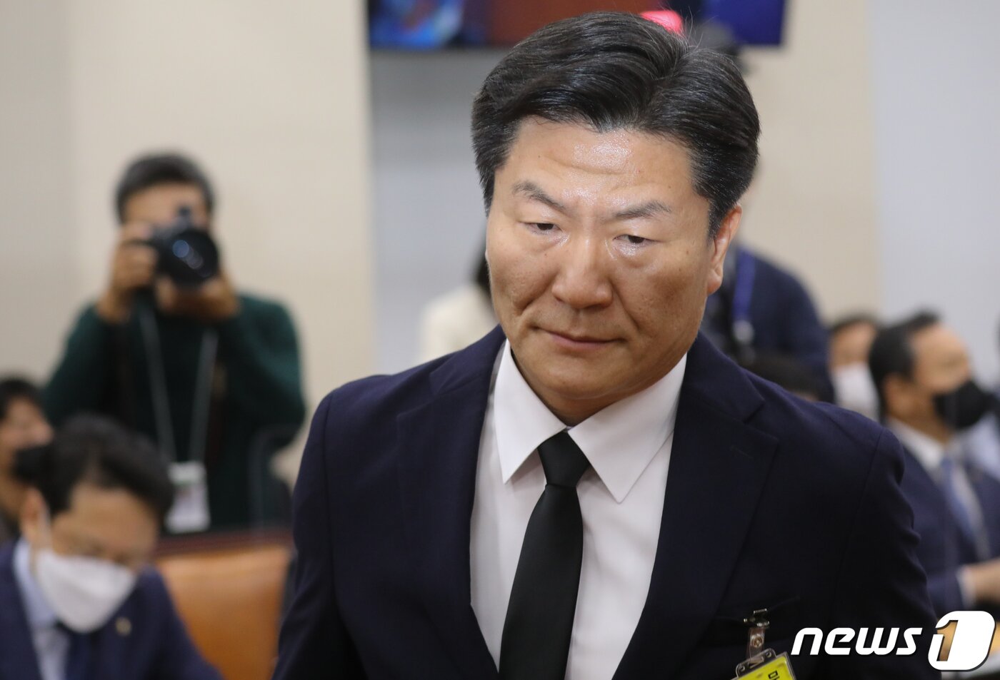 본문 이미지 - 이태원 핼러윈 참사 당시 현장 총괄책임자인 이임재 전 용산경찰서장이 16일 서울 여의도 국회에서 열린 행정안전위원회 전체회의에 증인으로 출석해 이채익 위원장에게 선서문을 전달한 뒤 자리로 향하고 있다. 2022.11.16/뉴스1 ⓒ News1 허경 기자