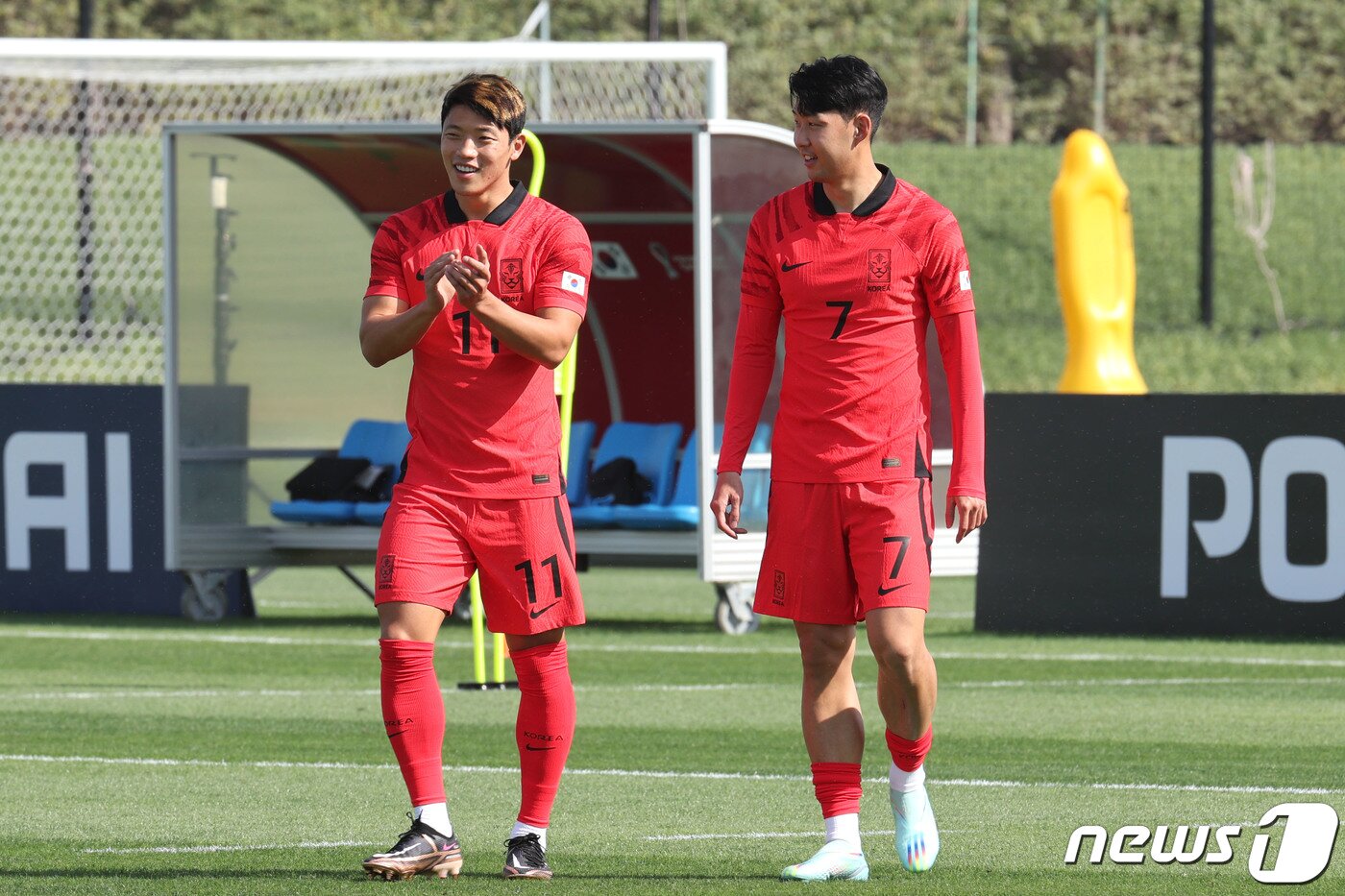 본문 이미지 - 대한민국 축구대표팀 캡틴 손흥민과 황희찬이 16일 오전(현지시간) 카타르 도하 알 에글라 트레이닝센터에서 가진 훈련에 앞서 단체사진촬영을 위해 이동하고 있다. 2022.11.16/뉴스1 ⓒ News1 이광호 기자