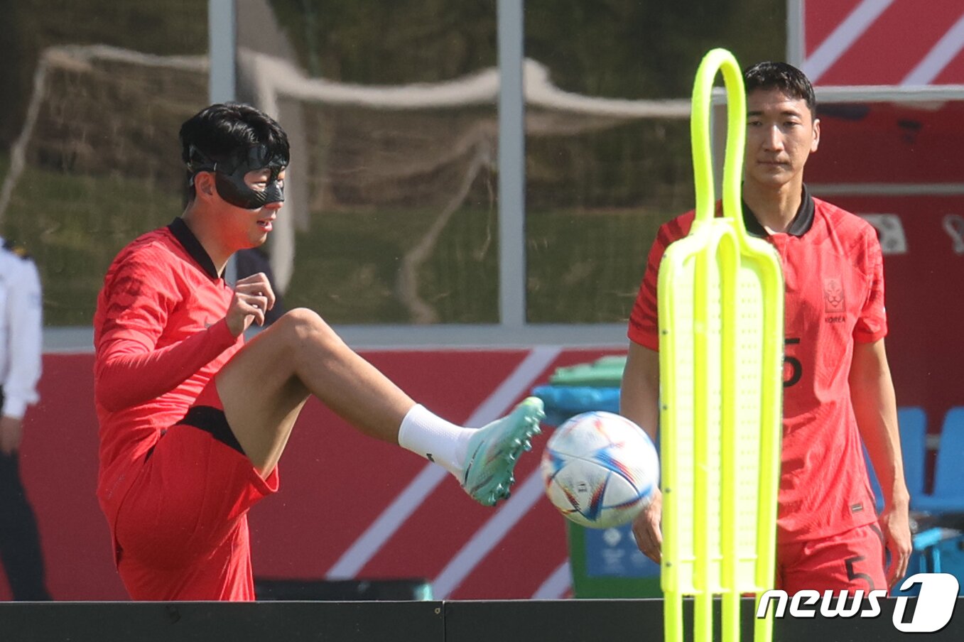 본문 이미지 - 파울루 벤투 감독이 이끄는 대한민국 축구대표팀 캡틴 손흥민이 16일 오전(현지시간) 카타르 도하 알 에글라 트레이닝센터에서 안면 보호대를 착용하고 훈련하고 있다. 2022.11.16/뉴스1 ⓒ News1 이광호 기자