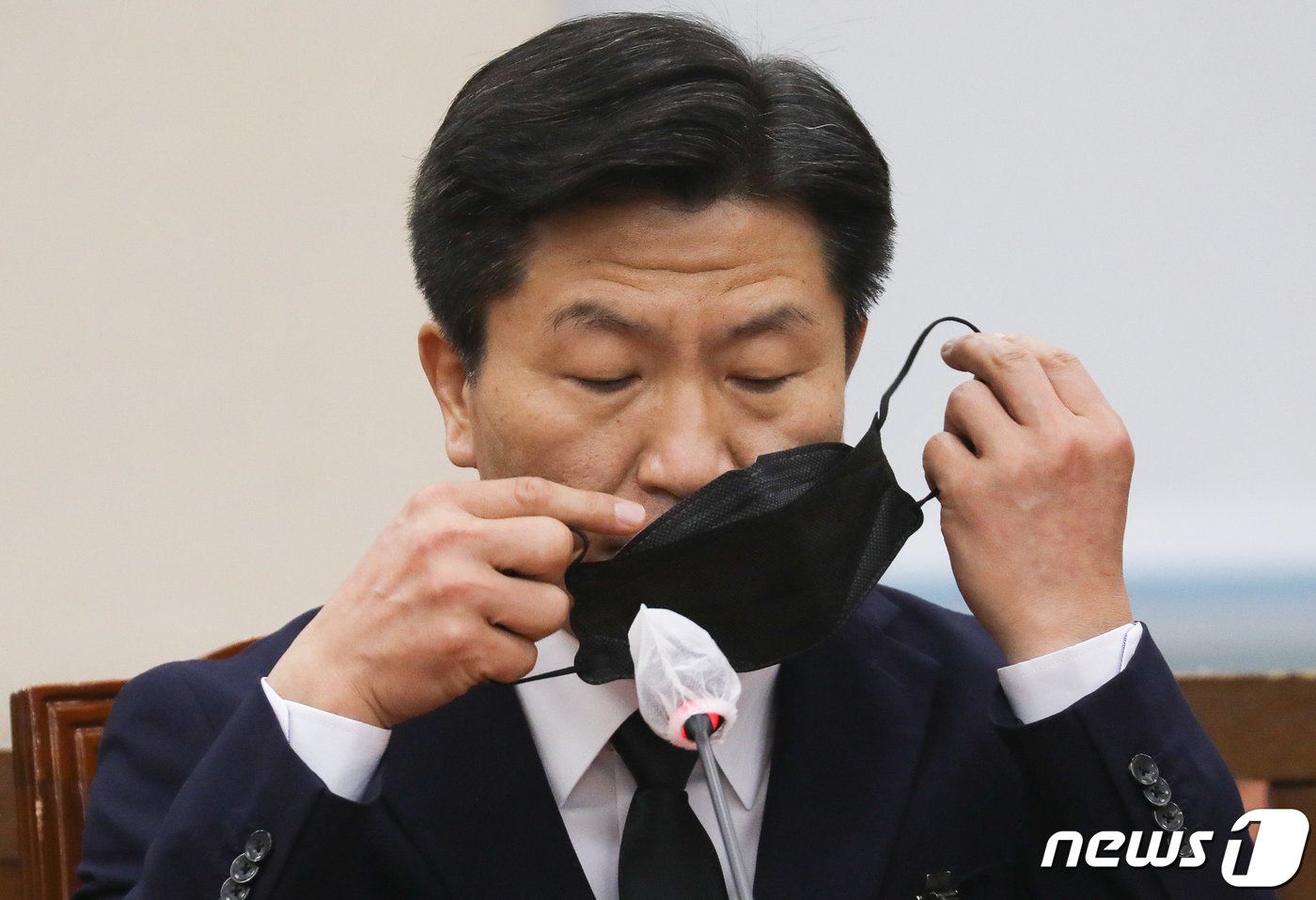 본문 이미지 - 이태원 핼러윈 참사 당시 현장 총괄책임자인 이임재 전 용산경찰서장이 16일 서울 여의도 국회에서 열린 행정안전위원회 전체회의에 증인으로 출석해 마스크를 벗고 있다. 2022.11.16/뉴스1 ⓒ News1 허경 기자