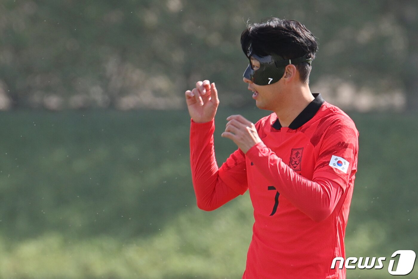 본문 이미지 - 파울루 벤투 감독이 이끄는 대한민국 축구대표팀 캡틴 손흥민이 16일 오전(현지시간) 카타르 도하 알 에글라 트레이닝센터에서 안면 보호대를 착용하고 훈련하고 있다. 2022.11.16/뉴스1 ⓒ News1 이광호 기자