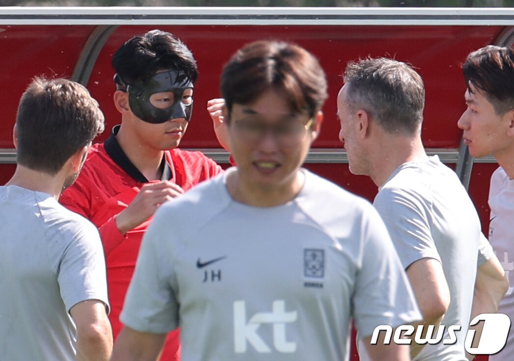 본문 이미지 - 파울루 벤투 대한민국 축구대표팀 감독이 16일 오전(현지시간) 카타르 도하 알 에글라 트레이닝센터에서 가진 훈련에서 안면 보호대를 착용한 손흥민과 대화하고 있다. 2022.11.16/뉴스1 ⓒ News1 이광호 기자
