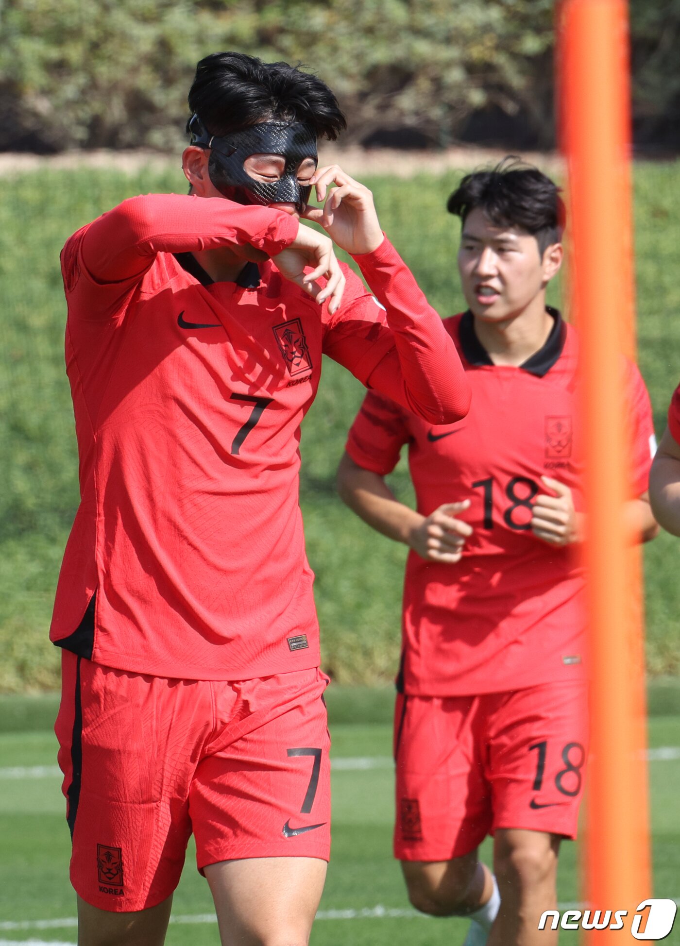 본문 이미지 - 파울루 벤투 감독이 이끄는 대한민국 축구대표팀 캡틴 손흥민이 16일 오전(현지시간) 카타르 도하 알 에글라 트레이닝센터에서 안면 보호대를 착용하고 훈련하고 있다. 2022.11.16/뉴스1 ⓒ News1 이광호 기자