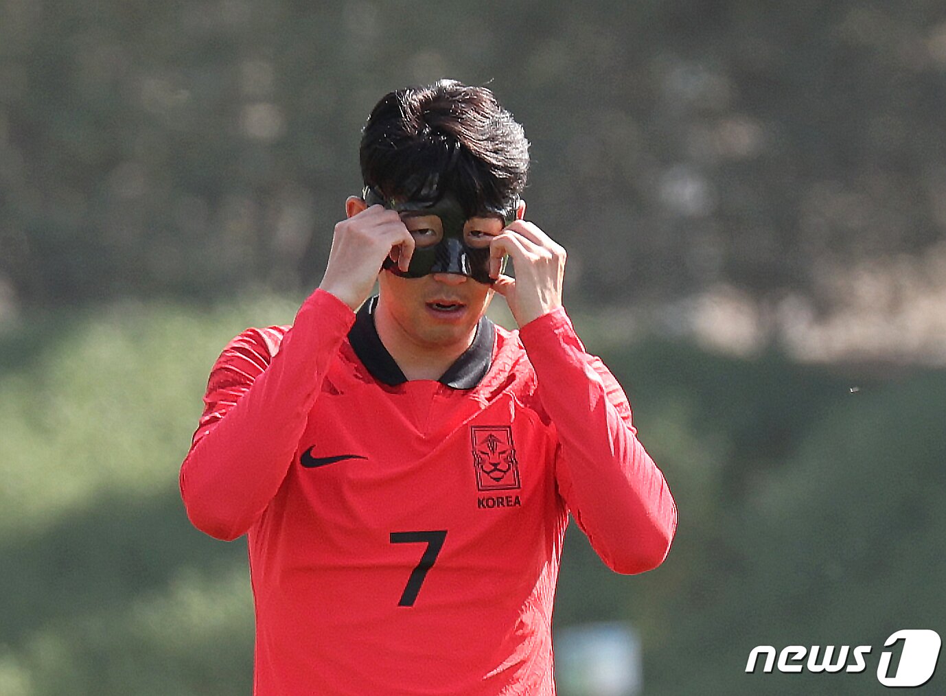 본문 이미지 - 파울루 벤투 감독이 이끄는 대한민국 축구대표팀 캡틴 손흥민이 16일 오전(현지시간) 카타르 도하 알 에글라 트레이닝센터에서 안면 보호대를 착용하고 훈련을 하고 있다. 2022.11.16/뉴스1 ⓒ News1 이광호 기자