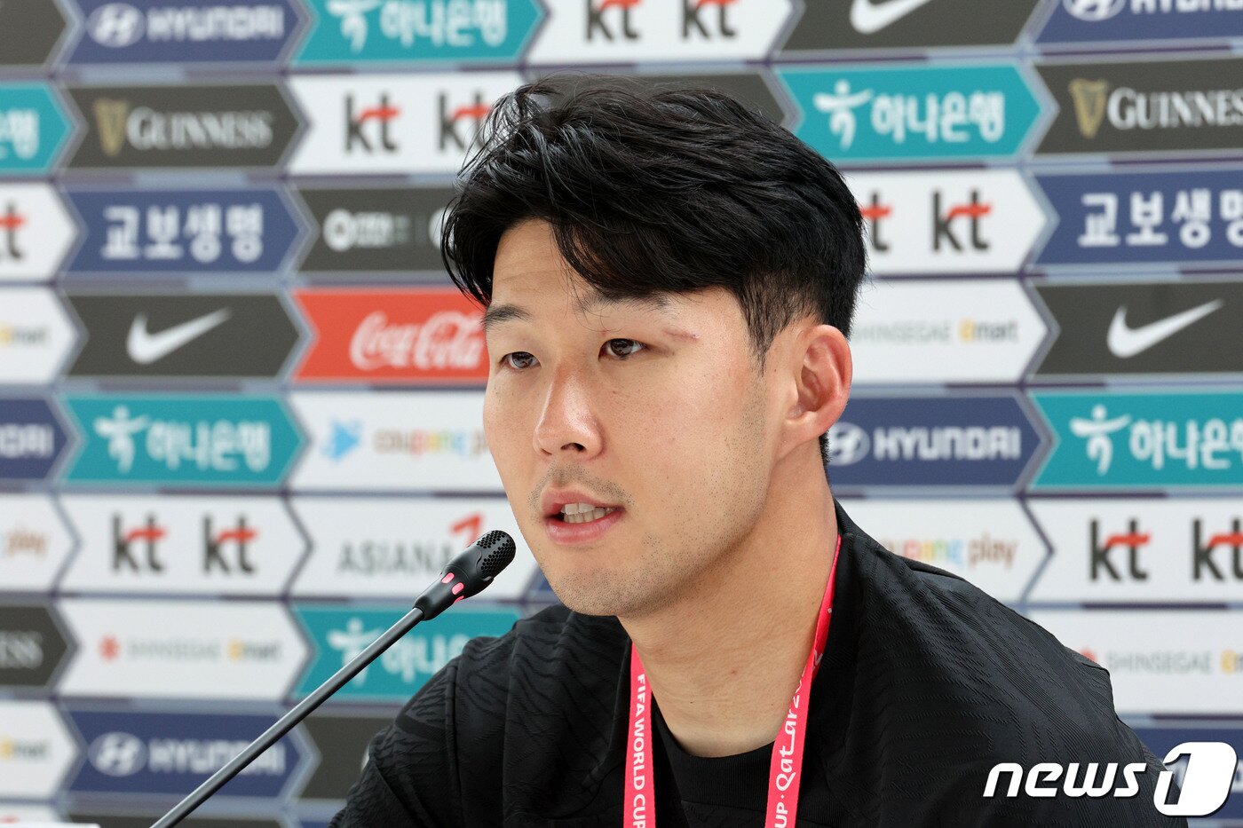 본문 이미지 - 파울루 벤투 감독이 이끄는 대한민국 축구대표팀 캡틴 손흥민이 16일 오전(현지시간) 카타르 도하 알 에글라 트레이닝센터에서 가진 인터뷰에서 취재진의 질문에 답하고 있다. 2022.11.16/뉴스1 ⓒ News1 이광호 기자